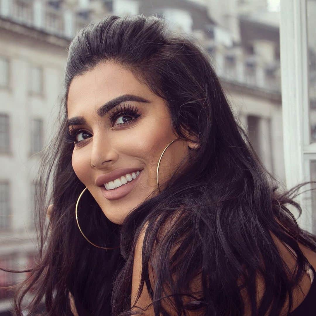 Huda Kattanさんのインスタグラム写真 - (Huda KattanInstagram)「In London 🇬🇧 Where should we go? @huda」7月6日 20時04分 - hudabeauty