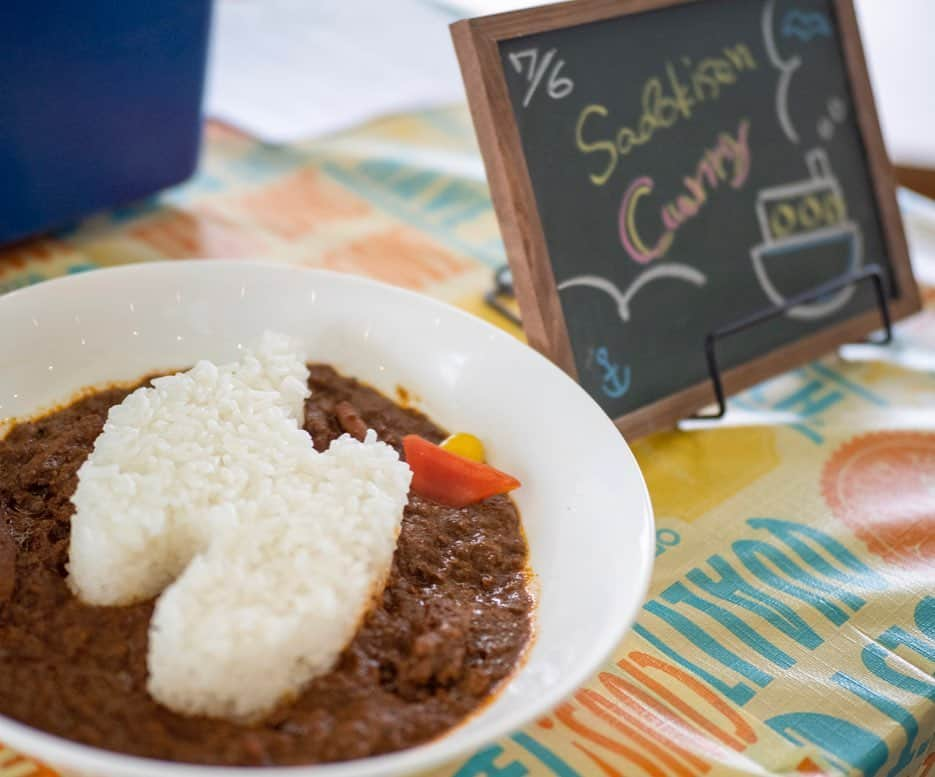 一条もんこさんのインスタグラム写真 - (一条もんこInstagram)「新潟をカレー県に。  佐渡汽船カレーのお披露目&ご試食会にご来場の皆さま、ありがとうございました！！ たくさんの方に佐渡汽船カレーを食べていただくことができました。 すべては佐渡汽船スタッフの皆さん、曽根さん、漁港の皆さん、製造チームや皆さんのおかげです。  見えない所でたくさんの人がたくさん汗をかいてくれたからこそ、このカレーを作ることができました。  ありがとうございます！(;o;) これがゴールでなくてスタート。 皆さんからのご意見をいただきながら、できる限り反映させてさらに美味しく、末永く愛されるカレーにしていきたいです(*^o^*) また、佐渡汽船カレーは 明日7月7日（日）から、 佐渡汽船のおけさ丸・ときわ丸の両船で、『イカのスパイシーキーマカレー（辛口）』に変わります。 新しい佐渡の名物を、どうぞお楽しみくださいませ(*^^*) #カレー#スパイス#スパイスカレー#佐渡汽船カレー#佐渡汽船#船カレー#佐渡カレー#キーマカレー#イカカレー#辛口#粗挽き#イカワタ#ときわ丸#おけさ丸#新潟県#新潟#佐渡#さど#町おこし#新潟をカレー県に#皆さんありがとうございます#36チャンバーズオブスパイス#curry#spice#一条もんこ」7月6日 20時04分 - monko1215