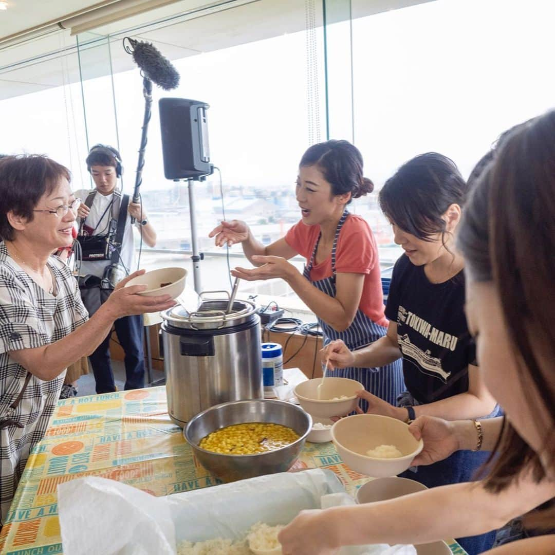 一条もんこさんのインスタグラム写真 - (一条もんこInstagram)「新潟をカレー県に。  佐渡汽船カレーのお披露目&ご試食会にご来場の皆さま、ありがとうございました！！ たくさんの方に佐渡汽船カレーを食べていただくことができました。 すべては佐渡汽船スタッフの皆さん、曽根さん、漁港の皆さん、製造チームや皆さんのおかげです。  見えない所でたくさんの人がたくさん汗をかいてくれたからこそ、このカレーを作ることができました。  ありがとうございます！(;o;) これがゴールでなくてスタート。 皆さんからのご意見をいただきながら、できる限り反映させてさらに美味しく、末永く愛されるカレーにしていきたいです(*^o^*) また、佐渡汽船カレーは 明日7月7日（日）から、 佐渡汽船のおけさ丸・ときわ丸の両船で、『イカのスパイシーキーマカレー（辛口）』に変わります。 新しい佐渡の名物を、どうぞお楽しみくださいませ(*^^*) #カレー#スパイス#スパイスカレー#佐渡汽船カレー#佐渡汽船#船カレー#佐渡カレー#キーマカレー#イカカレー#辛口#粗挽き#イカワタ#ときわ丸#おけさ丸#新潟県#新潟#佐渡#さど#町おこし#新潟をカレー県に#皆さんありがとうございます#36チャンバーズオブスパイス#curry#spice#一条もんこ」7月6日 20時04分 - monko1215