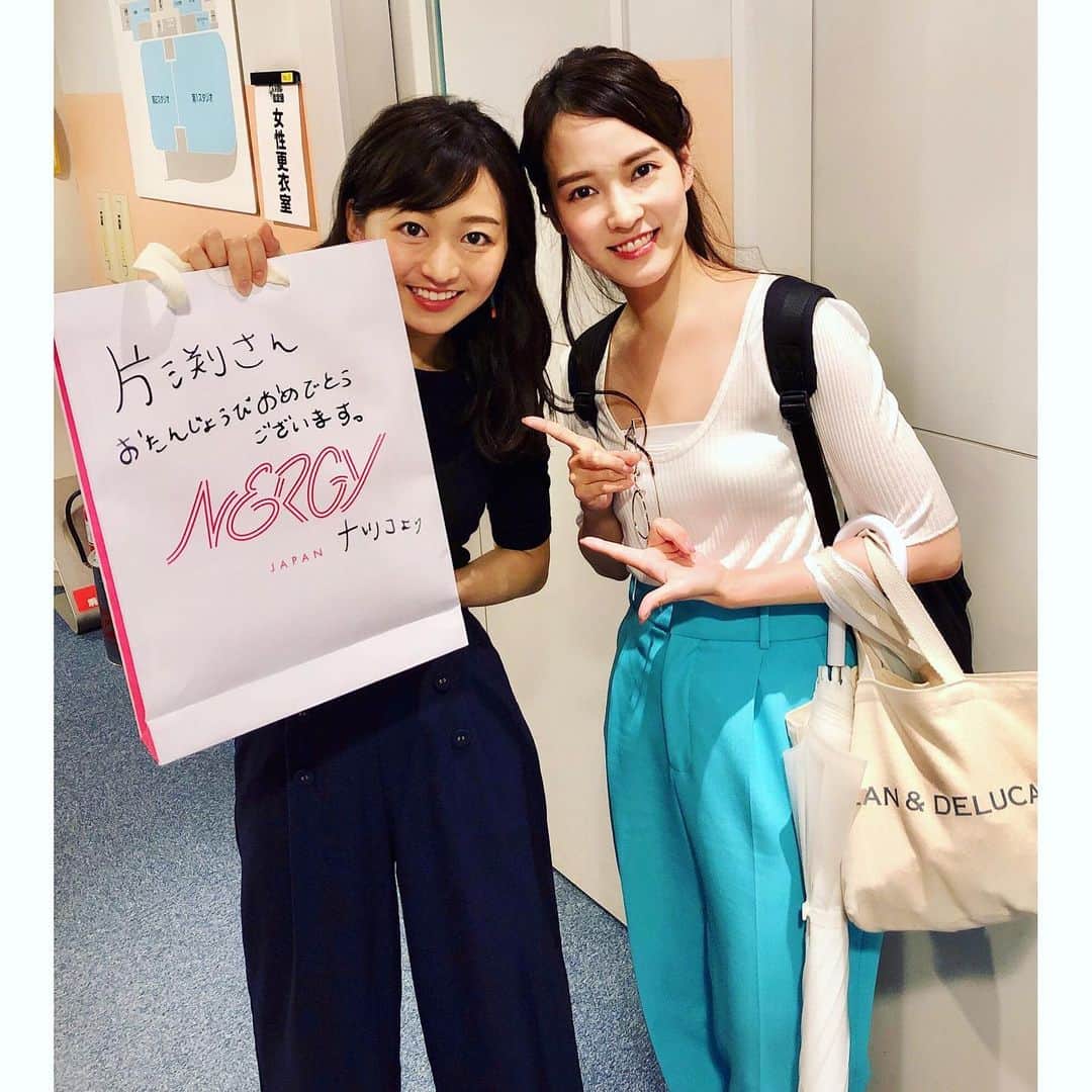 のインスタグラム：「もうすぐお誕生日の片渕茜アナにトレーニングウェアを贈らせていただきました🎁いつも可愛らしくてスタッフ皆のことを考えている片渕さんのことが大好きです😊❤️私の走り書きの文字は気にしないで…笑。 ・ #なんでも鑑定団 #片渕茜 #女子アナ #テレビ東京 #家電 #家電好き #家電女優 #奈津子 #筋トレ女子 #プレゼント」