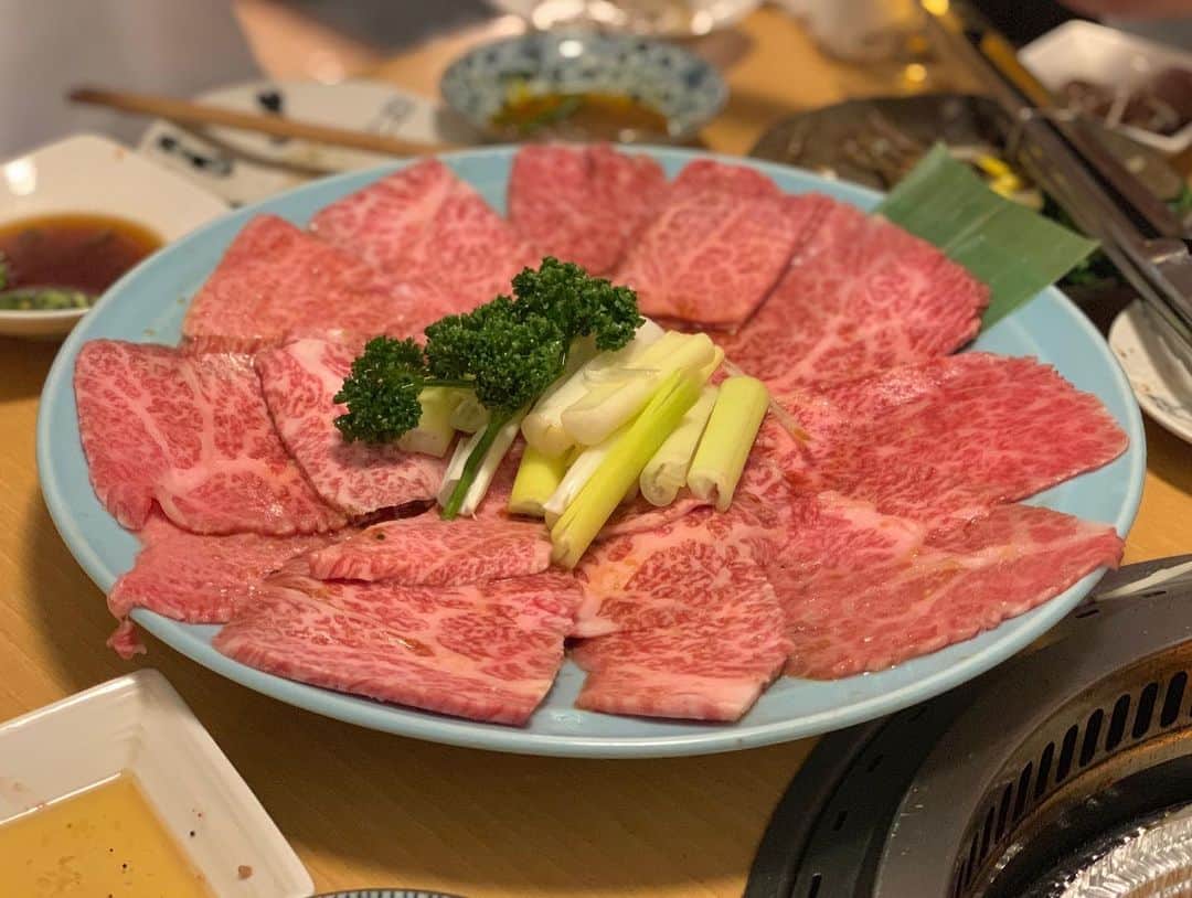 砂川信哉のインスタグラム：「金竜山の味を死ぬまでにまた堪能出来るとは……。 伝説の山を再び登ってきました。とんでもない厚さのシャトーブリアンの味が忘れられない。ありがとうございました。  #金竜山 #砂ログ #シャトーブリアン」