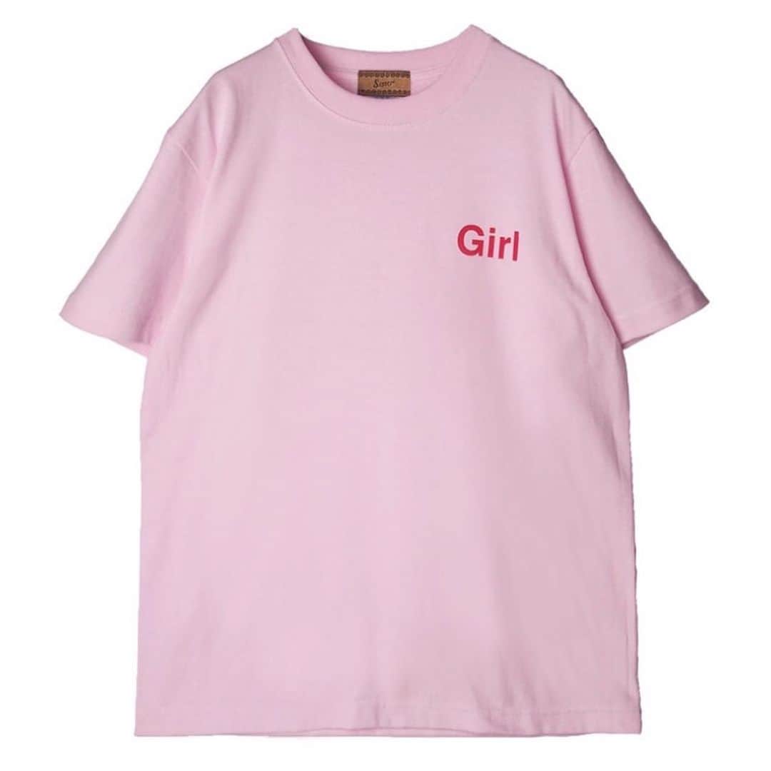 Sisterさんのインスタグラム写真 - (SisterInstagram)「🔹Sister × 映画「Girl」コラボレーショングッズ Now on sale🔹 . Sister × 「Girl」by Lukas Dhont S/S T-Shirt ¥3,500-(w/o tax) カラー:PINK / WHITE / LIGHT BLUE モデル着用サイズ:S . “Girl" 映画のタイトル「Girl」をTシャツ左胸にプリント 劇中では主人公ララが自身の性別に違和感を覚え、女性に対する切ない憧れが痛いほどに描かれてる 性別はただの記号にすぎないという意味を込めて最もシンプルなヘルベチカフォントを使用 . “It’s my story." 物語のモデルとなったノラ・モンセクールの言葉「ララの物語は私の物語なの」と言う言葉から「Itʼs my story.」を手書き風にプリント 近年、LGBTQに関する議論が活性化する中でジェンダーの枠を超え、誰しもが思春期に感じる自身との違和感は ララだけの問題では無くすべての人に寛容に当てはまる事柄だと解釈 ララの物語はノラの物語であると同時にこの映画に心動かされた全ての「私」たちの物語でもある思いを込めて . 上映期間中、全国11劇場でもお求め頂けます。 ・新宿武蔵野館(東京) ・ヒューマントラストシネマ有楽町(東京) ・Bunkamuraル・シネマ(東京) ・横浜ブルク13(神奈川) ・川崎チネチッタ(神奈川) ・ミッドランドスクエアシネマ(愛知) ・シネ・リーブル梅田(大阪) ・MOVIX京都(京都) ・シネ・リーブル神戸(兵庫) ・KBCシネマ(福岡) ・札幌シアターキノ(北海道) @girl.movie  #sister_tokyo #girl #lukasdhont」7月6日 20時06分 - sister_tokyo