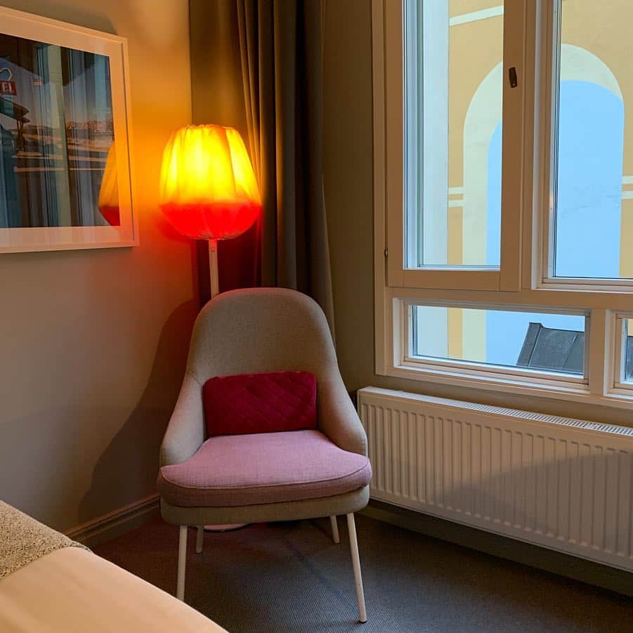 前田典子さんのインスタグラム写真 - (前田典子Instagram)「初めての国スゥエーデン 🇸🇪 #ストックホルム 着いた日の夜は雨が降ったりで寒かった〜 ホテル横の通りに鳥オブジェ🦅 私も飛んでみた  ストックホルム中央駅すぐ #繁華街に近い #ちょい狭いけど便利 #朝食が美味しかった🥞 #stockholm #sweden🇸🇪」7月6日 20時07分 - maenorichang