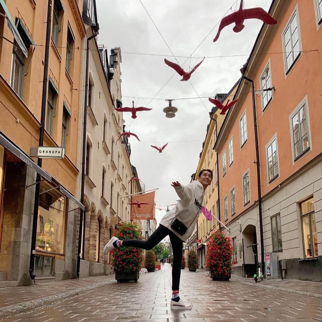 前田典子さんのインスタグラム写真 - (前田典子Instagram)「初めての国スゥエーデン 🇸🇪 #ストックホルム 着いた日の夜は雨が降ったりで寒かった〜 ホテル横の通りに鳥オブジェ🦅 私も飛んでみた  ストックホルム中央駅すぐ #繁華街に近い #ちょい狭いけど便利 #朝食が美味しかった🥞 #stockholm #sweden🇸🇪」7月6日 20時07分 - maenorichang
