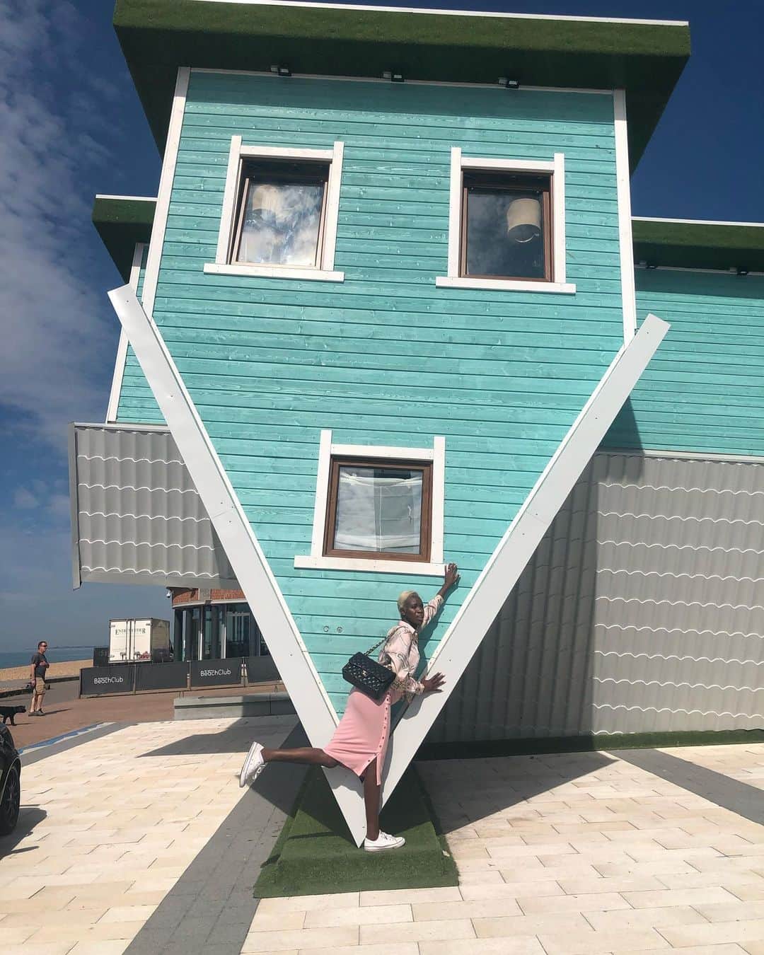 Makeup Addiction Cosmeticsさんのインスタグラム写真 - (Makeup Addiction CosmeticsInstagram)「This upside down house on the Brighton seafront is pretty cool 😱 🍭💠 Of course had to strike a pose! 🤪 It’s also upside down when you go in, definitely have to try next time! 🕢🔜 Have you ever seen anything like this?  #makeupaddiction #makeupaddictioncosmetics #ceo #upsidedownhouse #brighton #bloggerstyle #fashiongram #brightonseafront #brightonsea」7月6日 20時17分 - makeupaddictioncosmetics