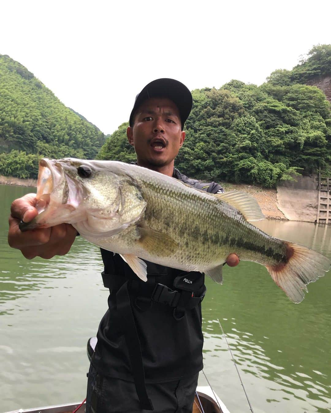 廣末陸さんのインスタグラム写真 - (廣末陸Instagram)「今日は誕生日でした！ また一つ歳をとりました。 なかなか素直におめでとうと言ってくれない人もいましたが、、 沢山のメッセージとプレゼントありがとうございます😊 まこにもおめでとうメッセージももらって僕は幸せ者です。。 21歳でもたくさんの魚を獲れるように頑張ります！👍😂 #レノファ山口 #廣末陸」7月6日 20時17分 - rikulovesoccer