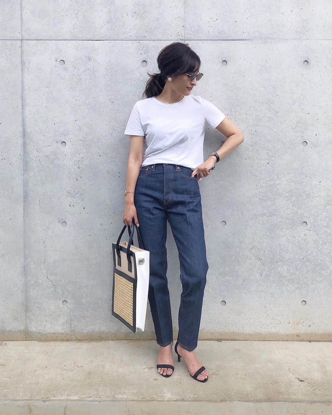 Ayaさんのインスタグラム写真 - (AyaInstagram)「#outfitoftheday  白teeとデニム 夏の制服 . tee @muji_global  denim @shinzone_official  bag @saganvienna . 久しぶりに新調したデニム シンゾーンのアイビージーンズ とてもラインがキレイで 生デニムとしてオススメです💓 . #デニム#シンゾーン#デニムコーデ #無印コーデ」7月6日 20時23分 - aya_green1010