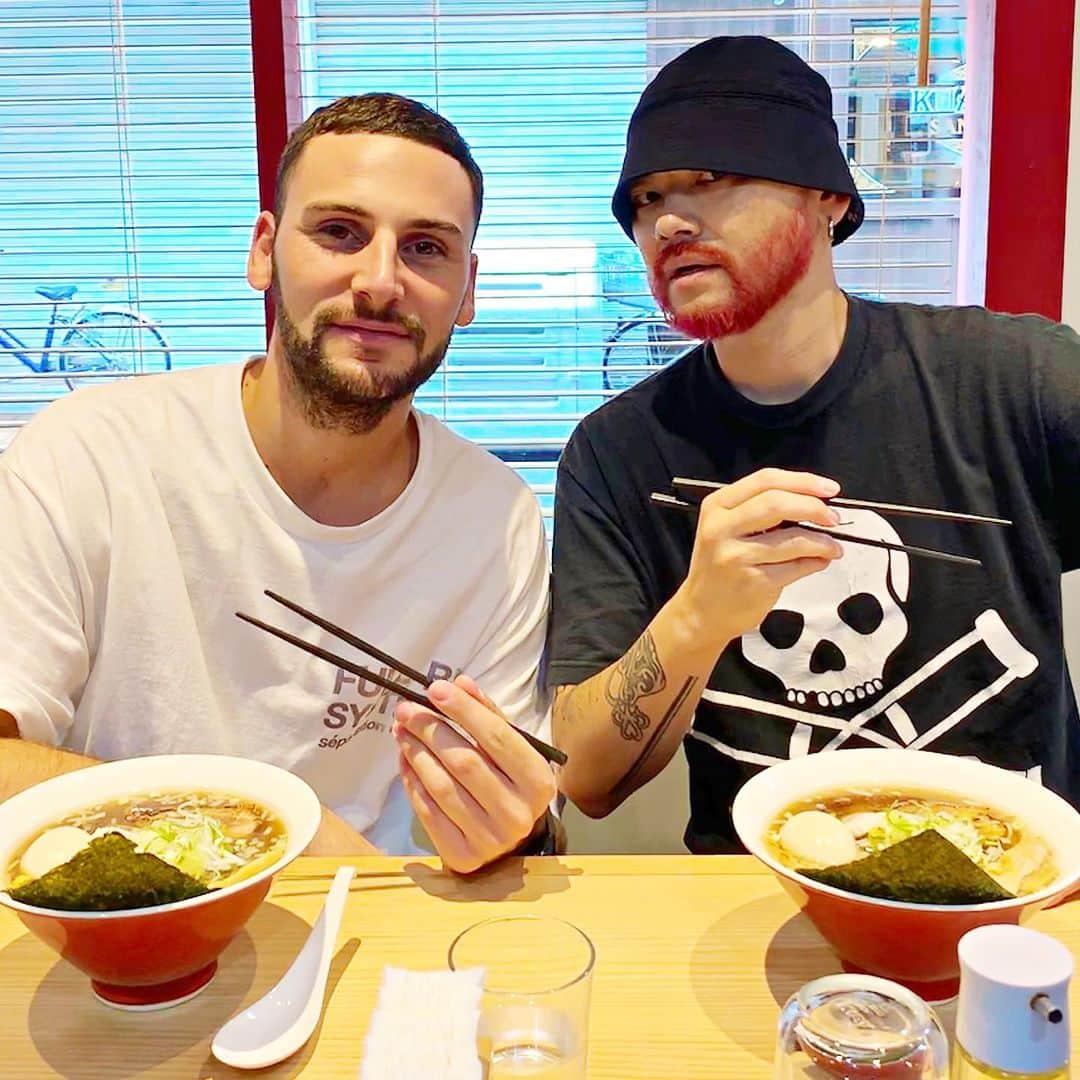 DJ DARUMAのインスタグラム：「🍜🔥🏠 / @Timbaresko 左利きと右利き 座り位置間違えて ちょっとだけ 食べにくかった図 (途中で変わるのもなんだし)」