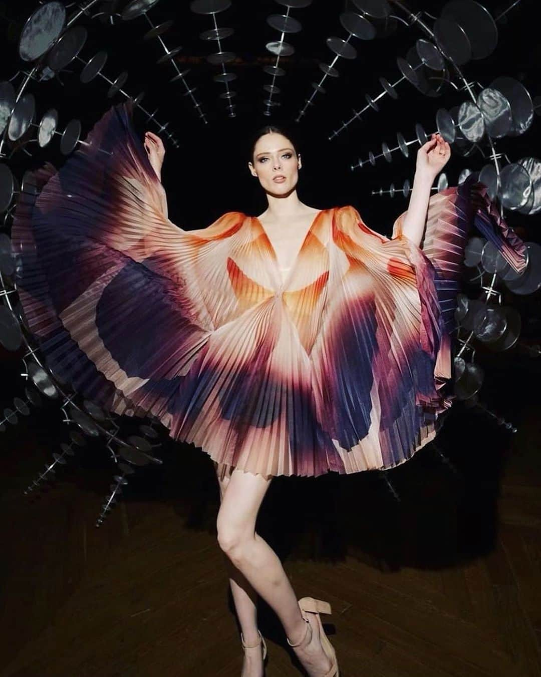 Iris Van Herpeさんのインスタグラム写真 - (Iris Van HerpeInstagram)「Divine @cocorocha captured by @patdomingo just before the start of our 'Hypnosis' show at @parisfashionweek. ∞ #cocorocha #irisvanherpen #hypnosiscouture #shiftsouls #parisfashionweek」7月6日 20時31分 - irisvanherpen