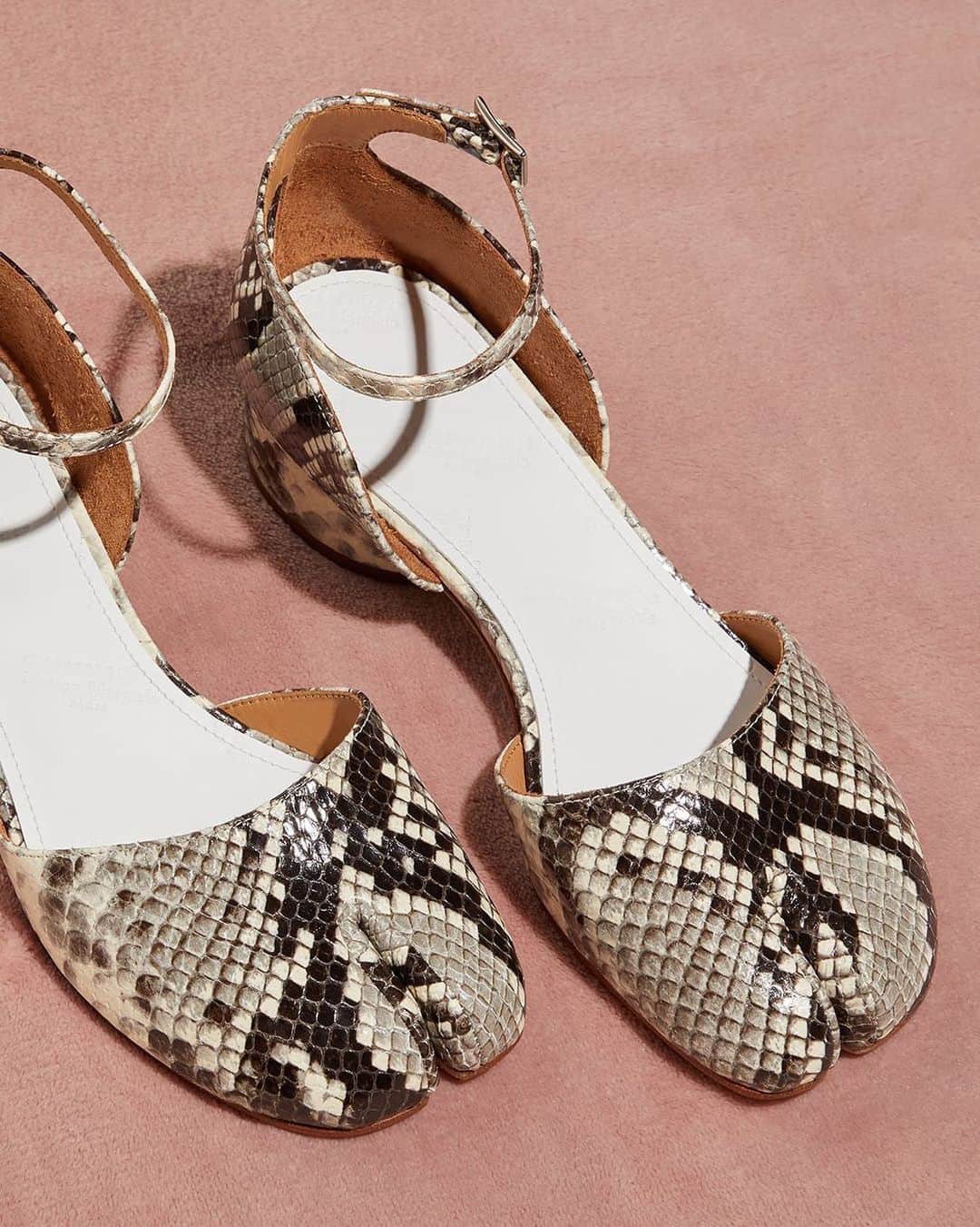 MATCHESFASHION.COMさんのインスタグラム写真 - (MATCHESFASHION.COMInstagram)「@maisonmargiela updates its cult Tabi shoe in python-print this season. Tap to shop and head to the link in bio to shop the label.」7月6日 20時27分 - matches