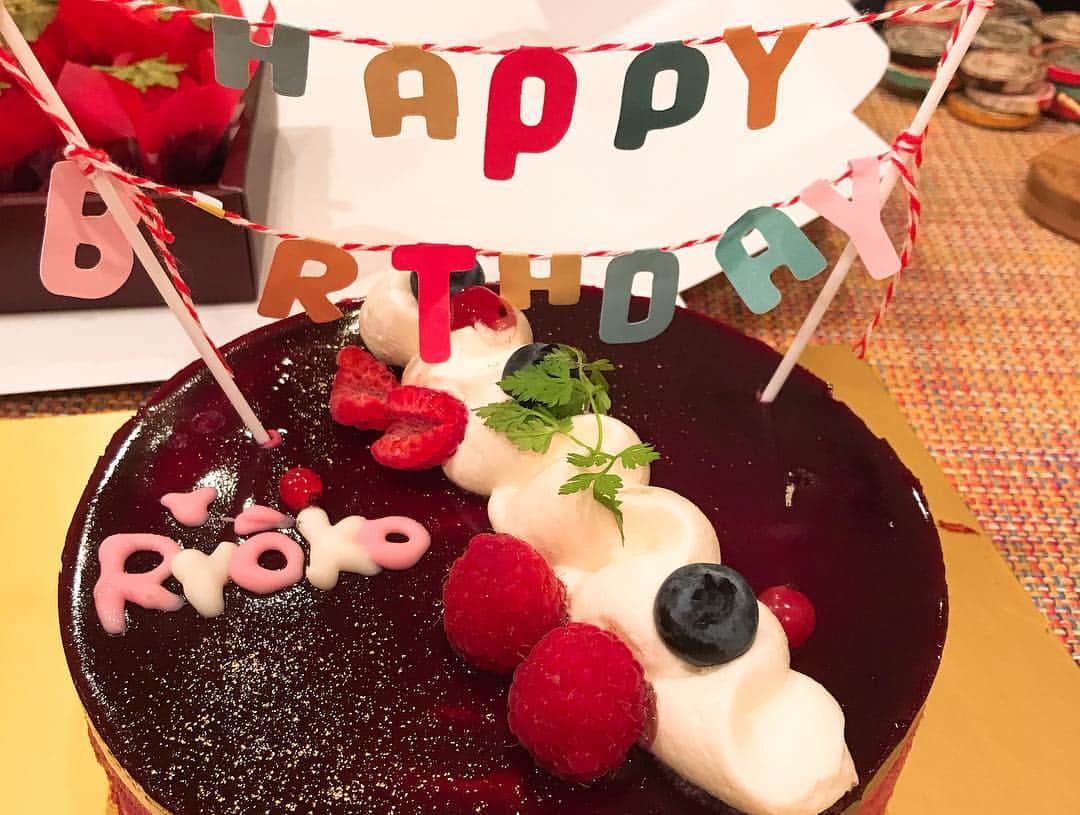 高橋麻美さんのインスタグラム写真 - (高橋麻美Instagram)「良子さんのお誕生日パーティー🎉  持ち寄りでワイワイするの楽しかった😍  #happybirthday #hbd #homeparty #party  ほりえってぃの手作りケーキのクオリティの高さ😳 #cake #homemade」7月6日 20時27分 - charmy421