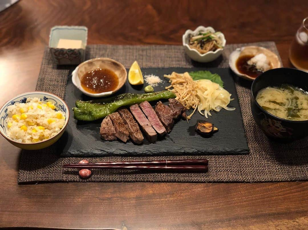 月央和沙さんのインスタグラム写真 - (月央和沙Instagram)「ステーキー🥩😆‼️ . 美味しすぎて ほっぺたおちるー . そして とうもろこしごはん🌽は、  ゆうさま（真飛聖さま） がインスタにあげられていたのを真似してみましたー🙏🏻✨ . #うちの晩ごはん #ステーキ #とうもろこしごはん #うまし #褒められると #調子にのるタイプです #ゆうさーん #真似させて頂きましたー」7月6日 20時27分 - kazusa_tsukio