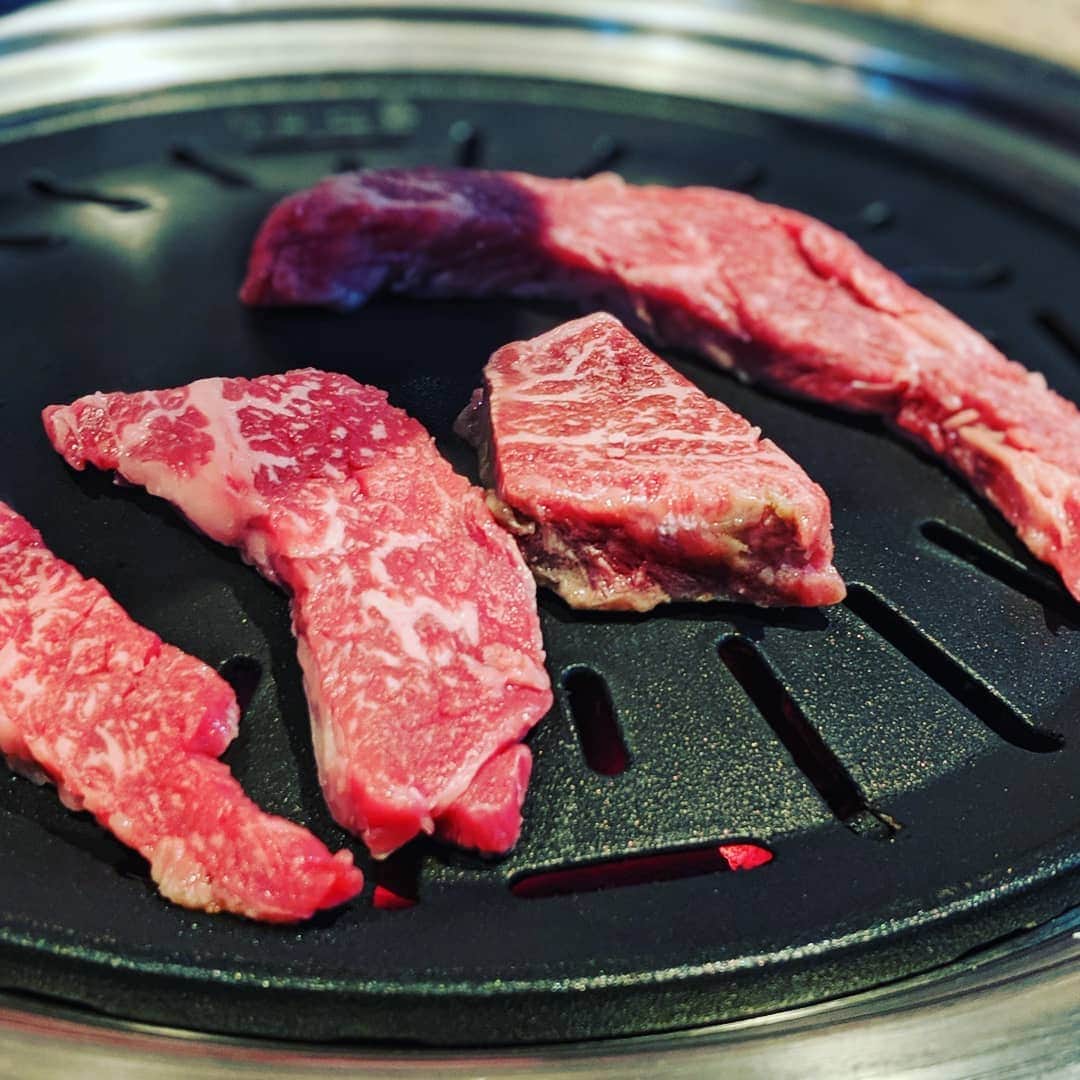 Masayasu Moritaのインスタグラム：「#生カルビ #韓牛 #koreanbeef #seoul #korea #韓国グルメ #ソウル #韓国 #もりたま飯 #foodie #foodgasm #foodphotography #foodstagram #美食 #delicious #tasty #instafood #グルメ #food #yummy #foodporn #デリスタグラマー #グルメな人と繋がりたい #韓国好きな人と繋がりたい #旅行好きな人と繋がりたい @yoshioshima #セレクション」