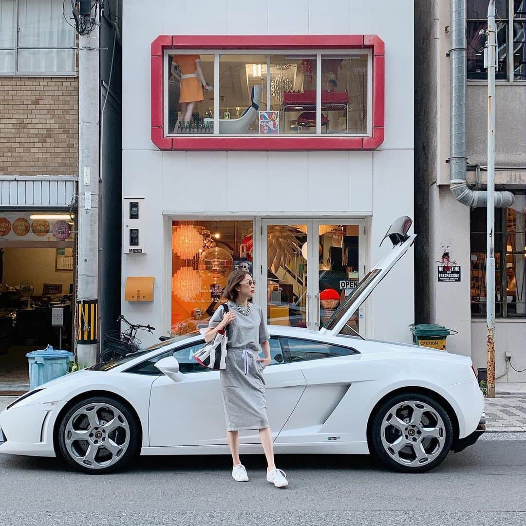 野宮真貴さんのインスタグラム写真 - (野宮真貴Instagram)「大阪は夜の七時過ぎ♪ カッコいい車と美味しい料理！ 大阪最高！ そして今夜はKISS  OSAKAで歌います！来てね！ #大阪は夜の七時過ぎ #spiralinthetrip #鶏屋 #お好みたまちゃんviva #kissosaka #野宮真貴 #missmakinomiya」7月6日 20時34分 - missmakinomiya