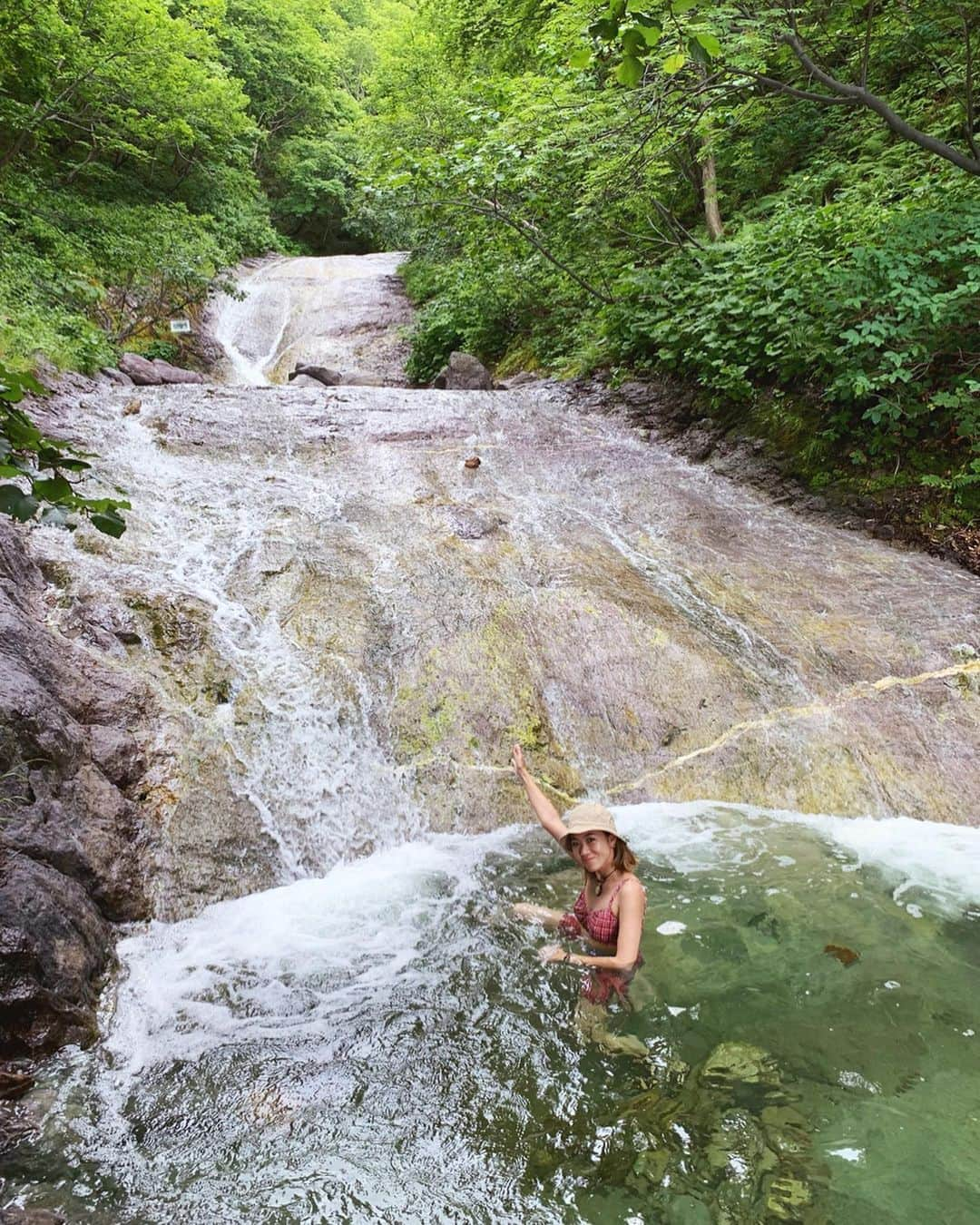 Y U R I Eさんのインスタグラム写真 - (Y U R I EInstagram)「世界遺産 #知床 天然の温泉、カムイワッカ湯の滝へ！！ 知床硫黄山から湧き出る温泉が川に流れ込んでカムイワッカ川全体が流れる温泉になっているという場所。なんてワイルドな温泉なんだ🤩✨♨️めちゃくちゃテンションあがった😍🤪‼️沢を歩いて滝壺で入浴。（誰も入ってなかったけど😹）温水プールくらいのぬるめのお湯でした🧖🏻‍♀️♨︎ 昔はもっと上まで行けたらしい、行きたかったなぁ〜 #hokkaido#shiretoko#北海道#知床#道東#カムイワッカ湯の滝#世界遺産#世界自然遺産#温泉#秘湯#旅#国内旅行#yurieの北海道旅行記」7月6日 20時38分 - yuriexx67