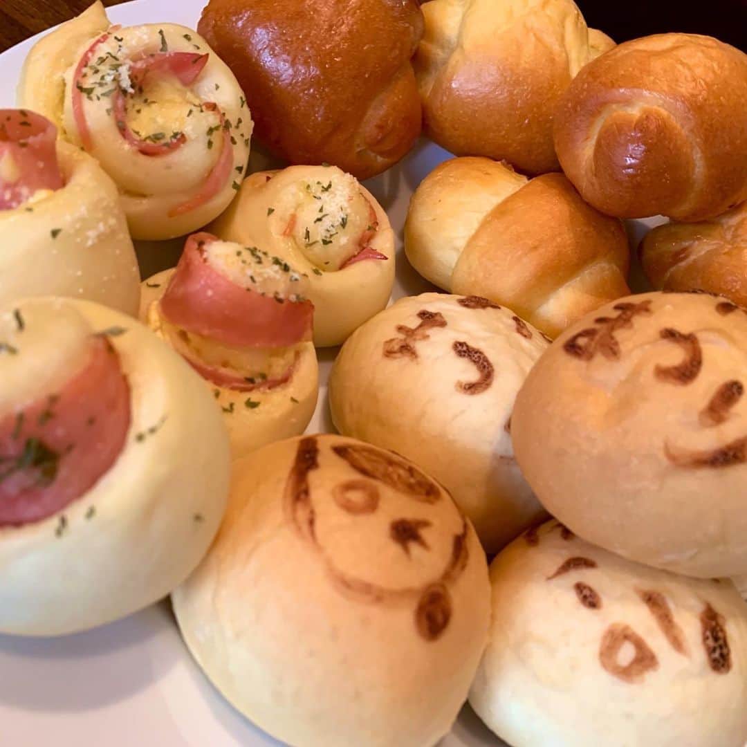 安枝瞳さんのインスタグラム写真 - (安枝瞳Instagram)「. 今日は安枝初夏のパン祭りでした😌✨ 来てくださった皆様ありがとうございました！！ . 初めて沢山の方に自分の作ったパンを振舞ってドキドキでしたが 「美味しかったよ！」って言ってくださる優しいみなさんで助かりました😍😍 差し入れやプレゼントもありがとうございます🥰 最後に顔出しOKな皆様と😋 また秋頃できますように！ #えだパン」7月6日 20時48分 - hitomiyasueda