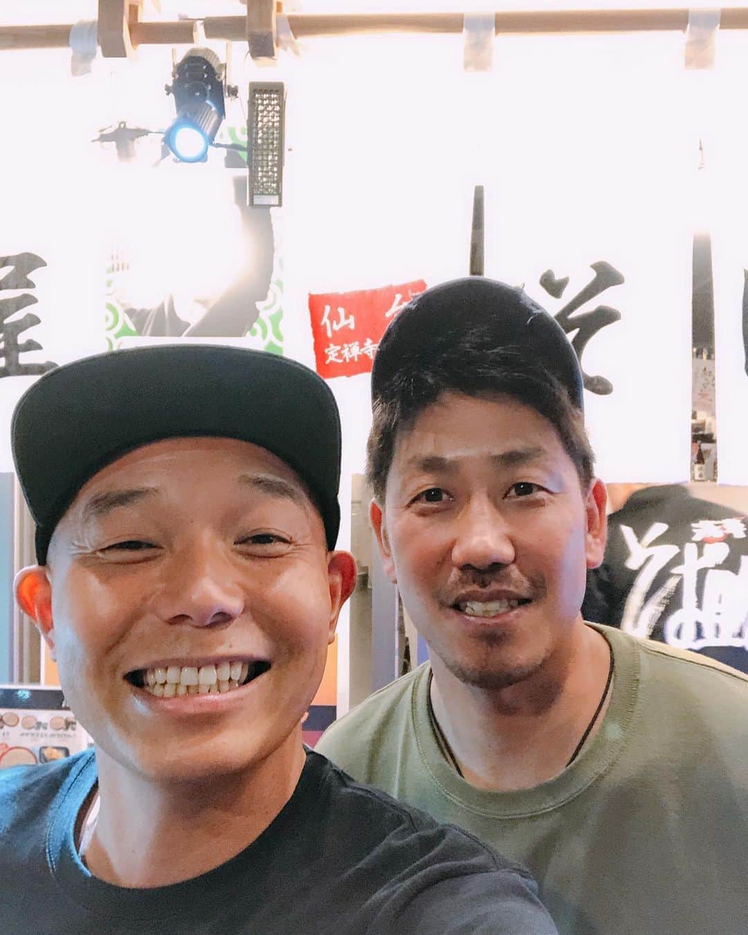そうすけのインスタグラム：「楽天の藤田一也選手 今年の沖縄キャンプ以来、仙台の『そば助』で再会  このハゲが四国アイランドリーグ挑戦した時にグローブをプレゼントしてくれた優しい選手！  通算3度のゴールデングラブに輝いた藤田選手 守備は薬指が大事との事で、薬指を固定するリングを特注している。 通称、藤田リングとも言われている。 だがこのハゲ、ピッチャーだからあんまり大切さが分からなかった〜… トホホ  #東北楽天ゴールデンイーグルス #藤田選手 #ゴールデングラブ #ベストナインは2度受賞 #セカンド #ショート #サード #藤田リング #やれたらやるのではなくやるのだ #四国アイランドリーグ #愛媛マンダリンパイレーツ #そば助 #豚しゃぶ美味しい #元祖ラーそば #ハゲ #サブロクモンキーズ #そうすけ」