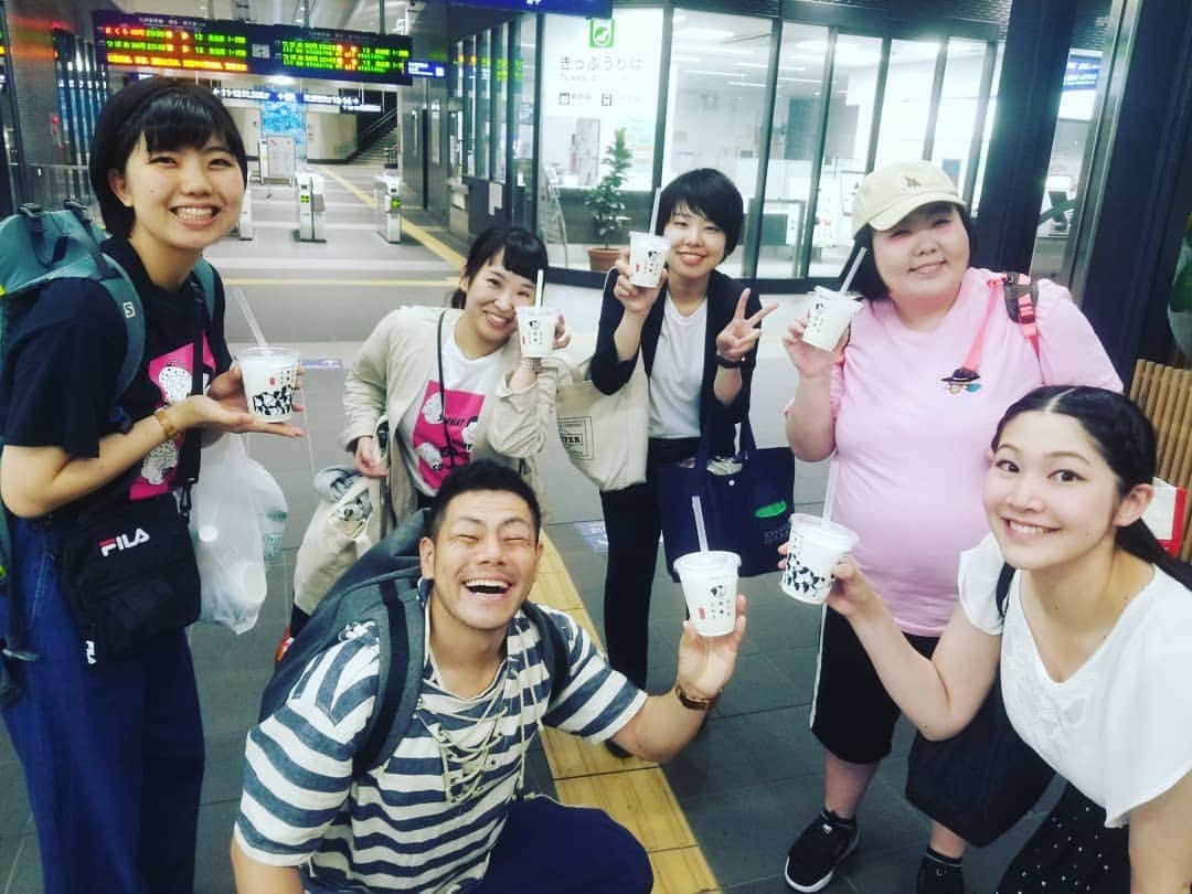 太田芳伸のインスタグラム：「大分県の皆さん 佐賀県の皆さんありがとうございました👍✨ 大分県では美味しい鶏を食べ❤️ 佐賀県ではめちゃめちゃ安いラーメン食べて 今から帰りまーす🎵  明日は京都府🙌」