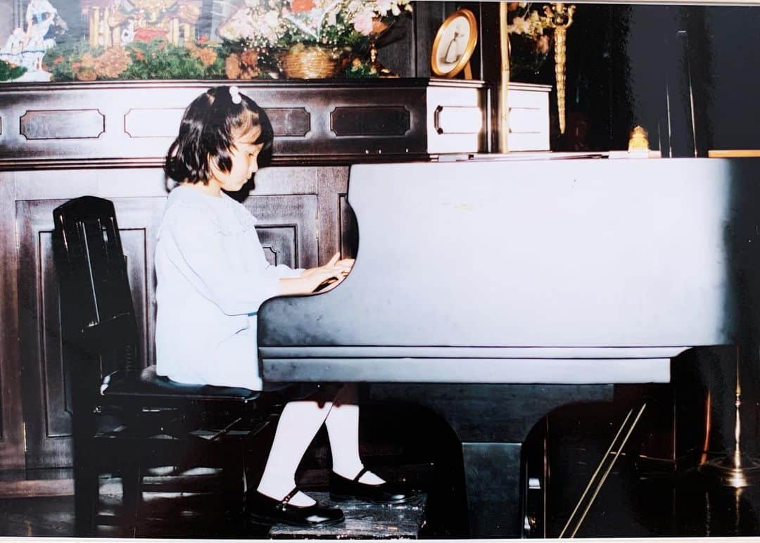津島衣里さんのインスタグラム写真 - (津島衣里Instagram)「今日はピアノの日🎹みたい☺️🌸🎼 小学1年生の七夕、短冊で「ピアノが習いたいです」って書いて、 お父さんが通わせてくれました☺︎ ピアノのコンクールも、小学校の全校合唱の伴奏も いつも緊張して泣いていたちびえり。 七夕まであと数時間...🎋 #ピアノの日 #ピアノ #ちびえり #四月は君の嘘 #七夕 #短冊 #願い事 #つしえりと音楽」7月6日 20時40分 - eritsushima_official