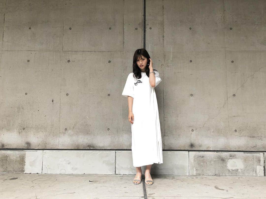 渋谷凪咲さんのインスタグラム写真 - (渋谷凪咲Instagram)「今日はカジュアルなファッションです👟 . でも、スカートにスリットが入ってて、少し女性らしい所がお気に入りです💚 . . one-piece #milaowen shoes #randa . #ootd #私服 #tシャツワンピ」7月6日 20時42分 - nagisa_nikoniko