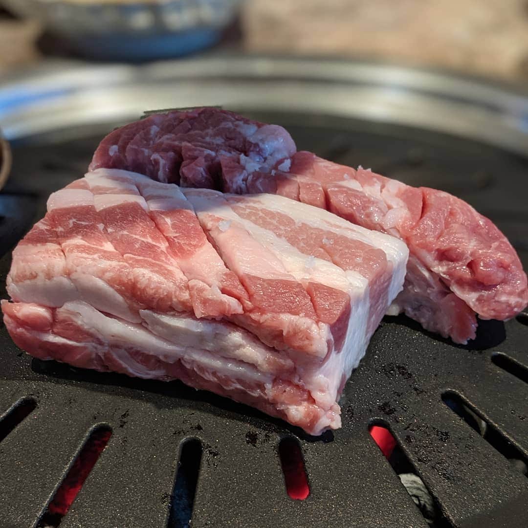 Masayasu Moritaのインスタグラム：「#サムギョプサル #seoul #korea #韓国グルメ #ソウル #韓国 #もりたま飯 #foodie #foodgasm #foodphotography #foodstagram #美食 #delicious #tasty #instafood #グルメ #food #yummy #foodporn #デリスタグラマー #グルメな人と繋がりたい #韓国好きな人と繋がりたい #旅行好きな人と繋がりたい @yoshioshima #セレクション」