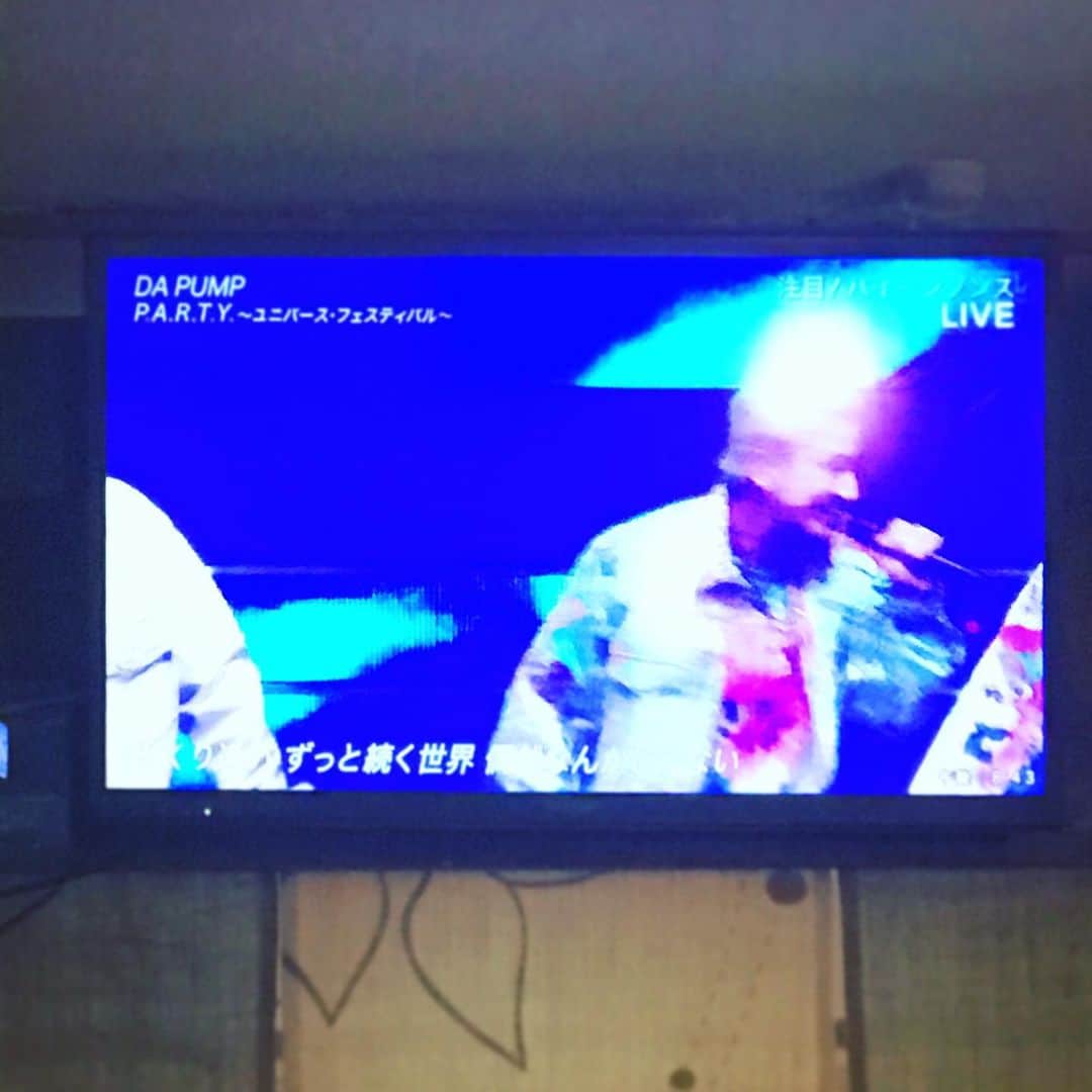 ただすけのインスタグラム：「居酒屋で飲んでたら、店のテレビで番組やってた。」