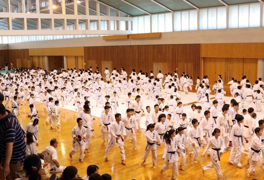 西村拳さんのインスタグラム写真 - (西村拳Instagram)「. 本日、静岡県でセミナーを開催致しました！ 400人を超える参加者でしたが皆様の協力のおかげで無事終了できました😊  開催にあたりお手伝いしていただいた父兄の方々や指導の手伝いをしてくれた大学生の皆さんありがとうございました。  #静岡 #藤枝 #子供の元気はすごい #seminar」7月6日 20時46分 - ken_nishimura1231