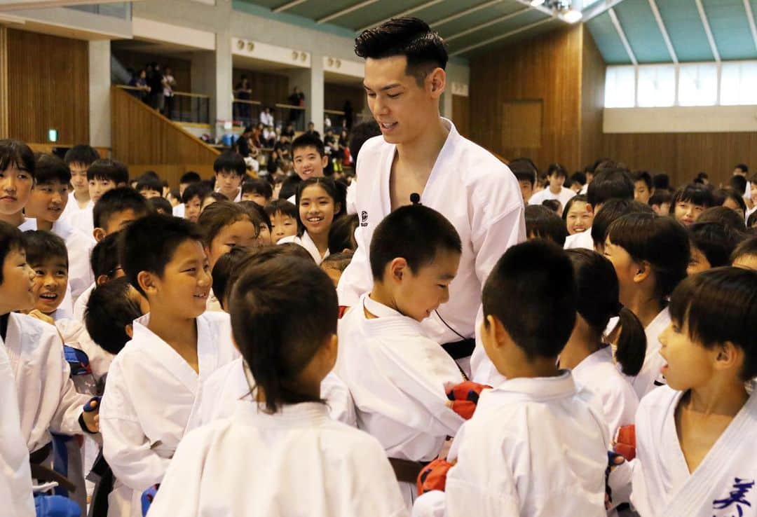 西村拳さんのインスタグラム写真 - (西村拳Instagram)「. 本日、静岡県でセミナーを開催致しました！ 400人を超える参加者でしたが皆様の協力のおかげで無事終了できました😊  開催にあたりお手伝いしていただいた父兄の方々や指導の手伝いをしてくれた大学生の皆さんありがとうございました。  #静岡 #藤枝 #子供の元気はすごい #seminar」7月6日 20時46分 - ken_nishimura1231