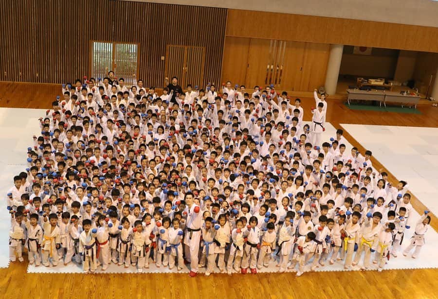 西村拳のインスタグラム：「. 本日、静岡県でセミナーを開催致しました！ 400人を超える参加者でしたが皆様の協力のおかげで無事終了できました😊  開催にあたりお手伝いしていただいた父兄の方々や指導の手伝いをしてくれた大学生の皆さんありがとうございました。  #静岡 #藤枝 #子供の元気はすごい #seminar」