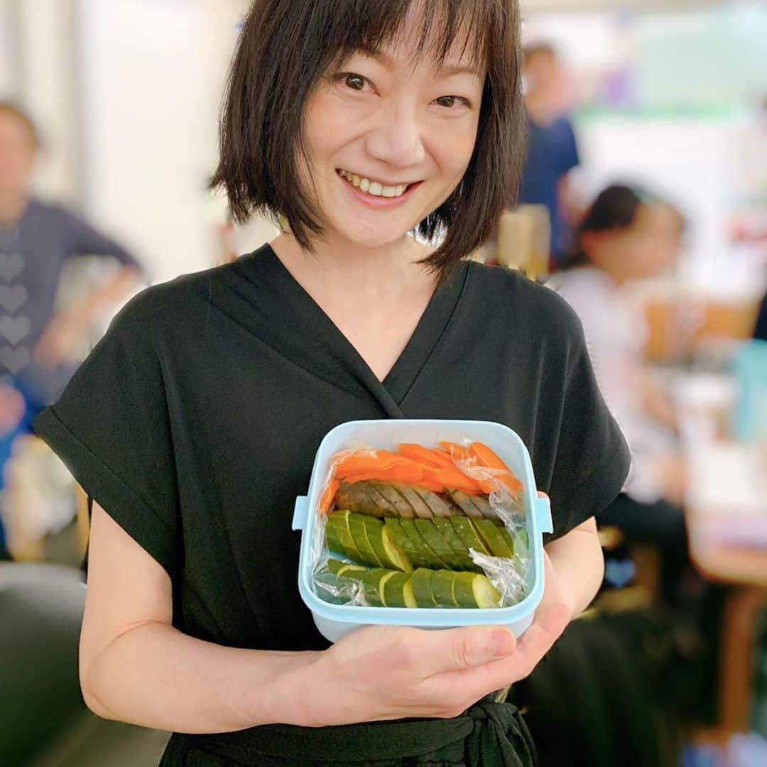 遠山景織子さんのインスタグラム写真 - (遠山景織子Instagram)「みんなでぬか漬け💚🥒🍆🥕今日の稽古場、ご飯のお供にねん。 #ミュージカル#人生のピース  #稽古場#ぬか漬け #ご飯のお供  #ちょこっと差し入れ #私の母のぬか漬け # 旬の野菜#おばあちゃんの味  #母の味 #定番#また持っていくね  #喜んで頂けて嬉しい  #今日もお疲れ様でした  #木村花代 さん #友石竜也 さん #斎藤准一郎 さん #福留瞬 さん #琴音和葉 さん #月那春陽 さん #遠山景織子#ぬか漬け#今日の稽古場 #毎日発見 #どんどん面白くなっていく #素敵な仲間」7月6日 20時47分 - kyooko.9.tooyama