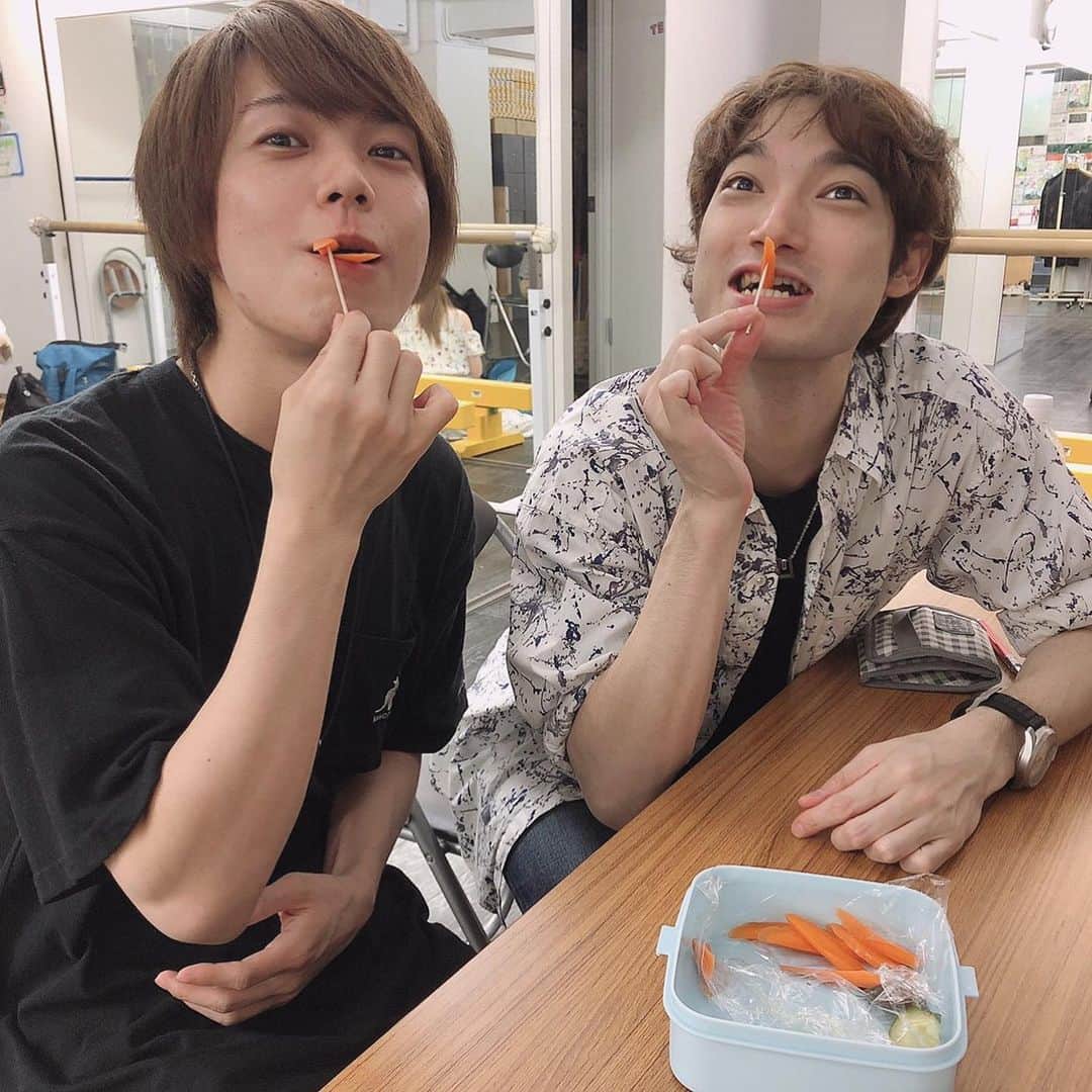 遠山景織子さんのインスタグラム写真 - (遠山景織子Instagram)「みんなでぬか漬け💚🥒🍆🥕今日の稽古場、ご飯のお供にねん。 #ミュージカル#人生のピース  #稽古場#ぬか漬け #ご飯のお供  #ちょこっと差し入れ #私の母のぬか漬け # 旬の野菜#おばあちゃんの味  #母の味 #定番#また持っていくね  #喜んで頂けて嬉しい  #今日もお疲れ様でした  #木村花代 さん #友石竜也 さん #斎藤准一郎 さん #福留瞬 さん #琴音和葉 さん #月那春陽 さん #遠山景織子#ぬか漬け#今日の稽古場 #毎日発見 #どんどん面白くなっていく #素敵な仲間」7月6日 20時47分 - kyooko.9.tooyama