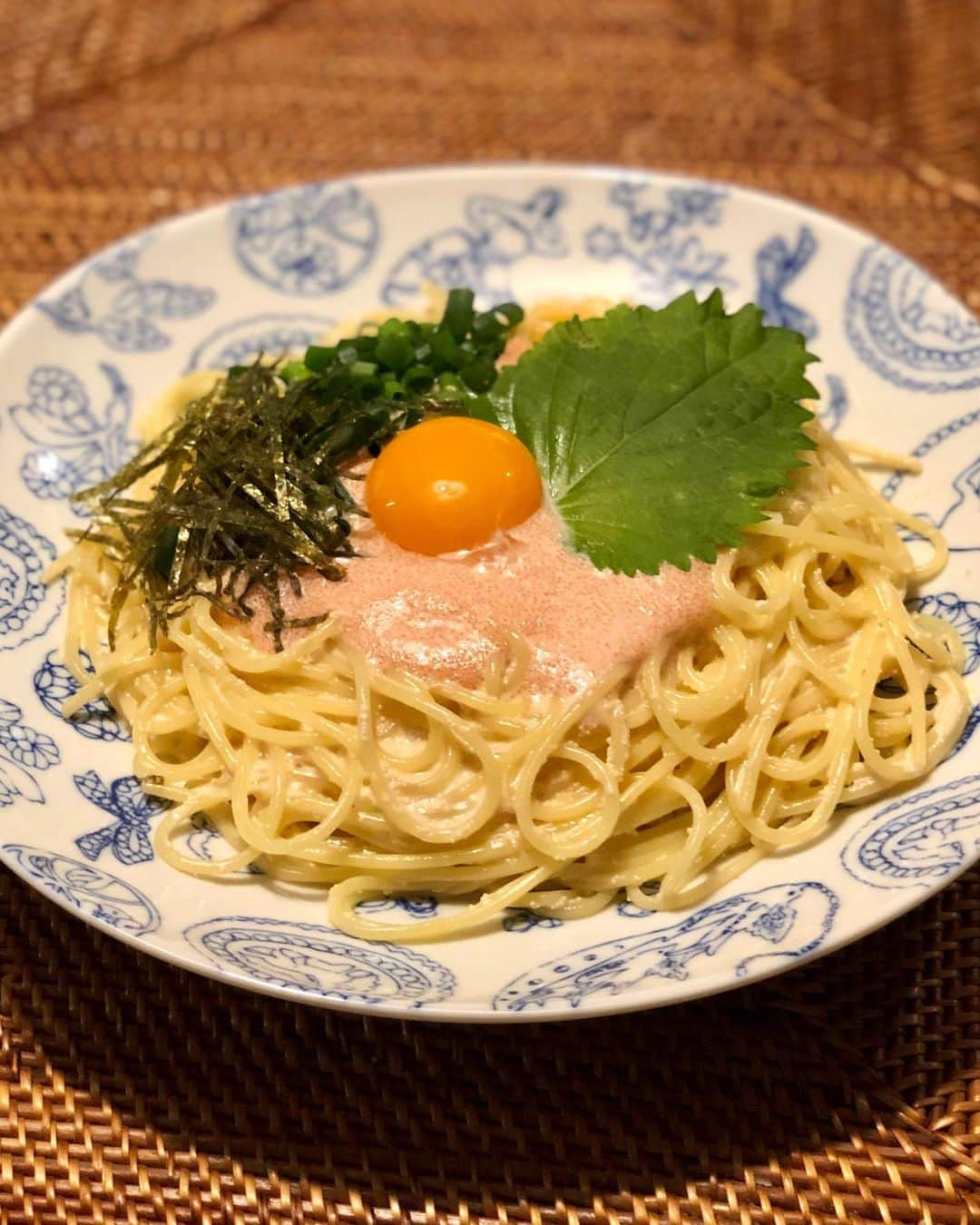 秋山具義さんのインスタグラム写真 - (秋山具義Instagram)「「あとがけ明太子スパゲッティ」作った。﻿﻿ ﻿﻿﻿ たっぷり明太子、たっぷり生クリーム、ちょいマヨをボールで混ぜて、たらこソースの半分はボールに残して、半分はフライパンでたっぷりバターと生クリームで温めて、パスタの茹で汁も投入。﻿ ﻿﻿﻿ パスタからめて追いバターと昆布茶適量。﻿﻿﻿﻿﻿ ﻿﻿﻿ ボールに残したたらこソースと万能ねぎと刻み海苔と大葉と卵黄のっけで、めちゃ旨！﻿！！﻿ ﻿ いつもはたらこだけど、明太子もやっぱり美味しい！！！﻿ ﻿﻿﻿ #あとがけたらこスパゲッティ #明太子スパゲッティ #グギたらこスパ #グギメシ」7月6日 20時56分 - gugitter