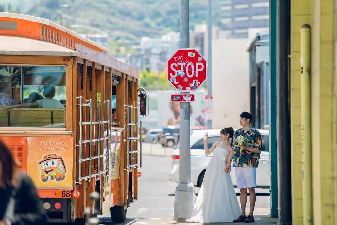 岸野里香さんのインスタグラム写真 - (岸野里香Instagram)「🎨💚💗🧡💜🚌 . カカアコでの撮影では、たまたま通りかかったバスの運転手さんがお祝いのアナウンスをしてくれました💍本当に感動でした👒Thank you🧸🎀 #アールイズウェディング  #hawaii #ハワイ挙式」7月6日 20時50分 - rikakishino_official