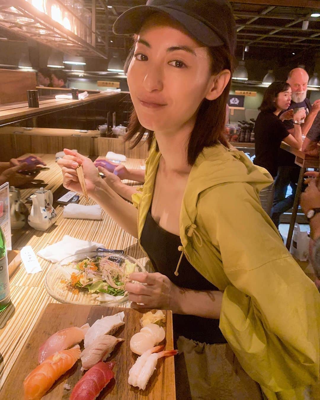 大久保麻梨子さんのインスタグラム写真 - (大久保麻梨子Instagram)「今天上了熱瑜珈課後，騎了一小時的Youbike終於吃到了壽司晚餐實在太好吃了😋我的幸福很簡單，運動+美食=完美❤️ # 台湾でカジュアルに新鮮なお寿司を楽しみたかったらココ！ 台北のレンタルサイクルYoubikeで1時間かけてやってきたので、ありつけた時の美味しさは一入でした🙌🏻✨ #台北 #立ち食い #寿司 #上引水產 #台北グルメ #taiwan #taipei #taiwanrestaurant #japanesefood #台湾日本食 #台湾寿司 #台湾で美味しいものいっぱい食べたい #台湾在住 #台湾在住日本人 #美味しいもの　#好吃的 #sushi #sushitime🍣 #sushi🍣」7月6日 20時50分 - marilog0907