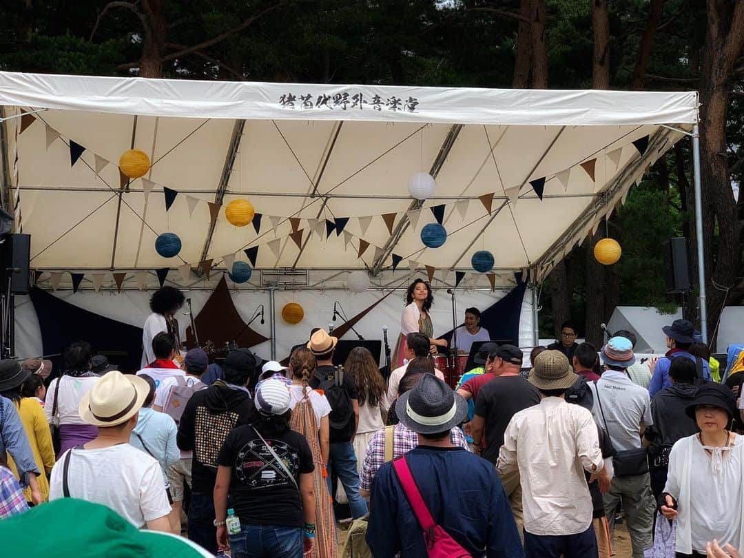 福原美穂さんのインスタグラム写真 - (福原美穂Instagram)「@the_solar_budokan at 猪苗代湖畔。 美しい磐梯山も最後は顔を出し、猪苗代湖は終始キラキラと光り。 お天道様も最後にばっちり笑顔で🌞 ソーラー、自然のパワーに愛された素晴らしいステージでした❤️ ありがとう🙏 レジェンドミュージシャンの白熱した2時間のステージ素晴らしかったです🎙  #thesolarbudokan #猪苗代湖 #fukushima #また来ます❤️」7月6日 20時52分 - miho_fukuhara