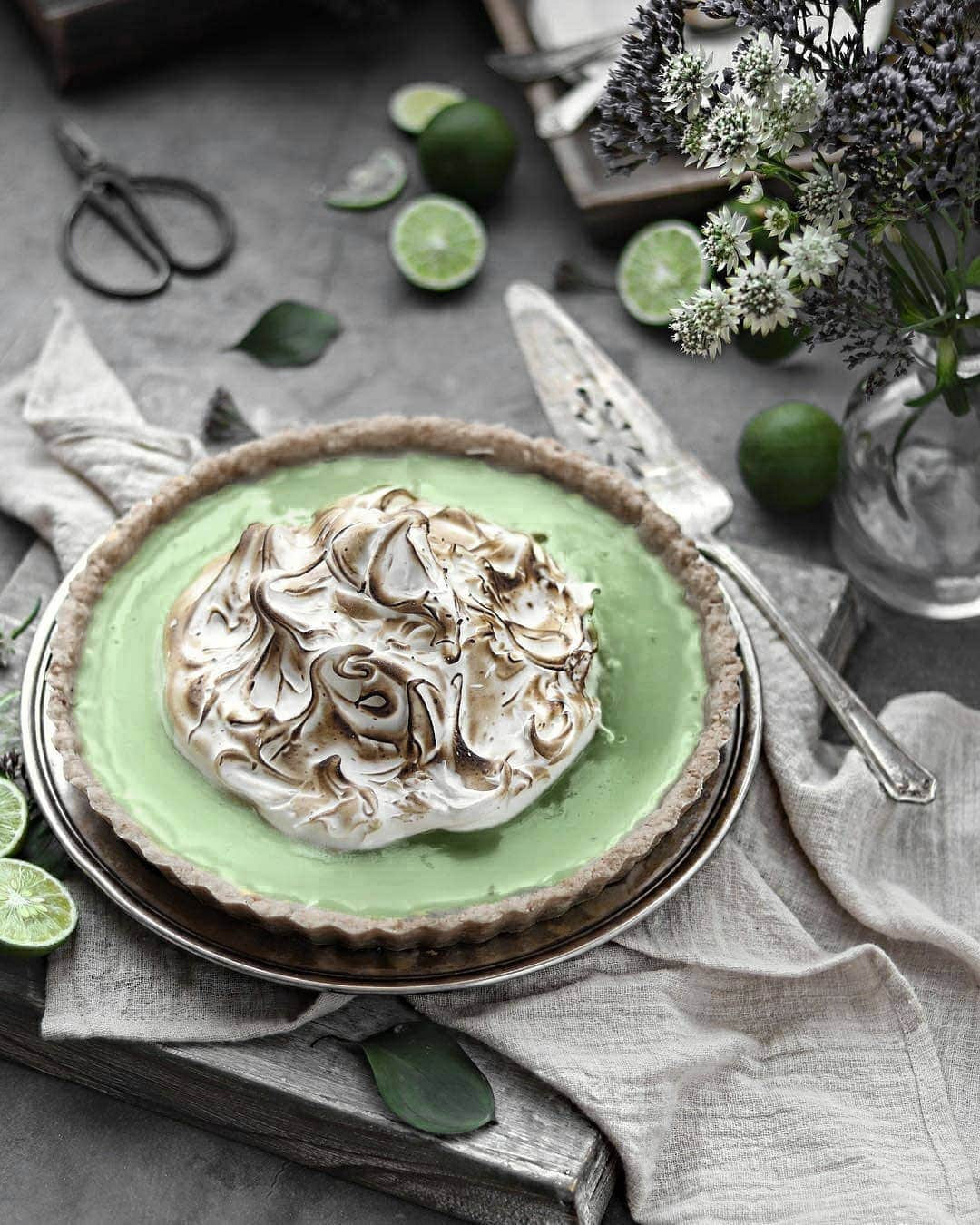 Matchæologist®さんのインスタグラム写真 - (Matchæologist®Instagram)「🙏 Calling all #Vegans and #Matchaholics! You’re in for a treat with this Vegan Key #Lime #Matcha #Meringue #Pie! ✨🍃 If you’re into fresh, creamy and delicious key lime pies, you have to try this! Head to @nm_meiyee’s profile for the full recipe 👌. Tag someone you’d LOVE to devour this with 💚 . TOP TIP: Our Midori™ 🍃 is a perfect matcha grade for use in any matcha dessert recipes that require a deep green colour and the flavour intensity to shine through other ingredients, such as this Vegan Key Lime Matcha Meringue Pie! 🍵🌿 . 😱 Did you know – matcha belongs to the Japanese green tea category, meaning that it’s steamed after being harvested to stop the oxidation process — hence the reason why it retains its brilliant green colour?! 🍃😎 It is the conditions under which matcha is grown and produced that allow it to obtain its vibrant green colour, aroma and taste. . For premium-quality matcha 🍵, please visit Matchaeologist.com . Follow our bio link 👉@Matchaeologist . Matchæologist® #Matchaeologist Matchaeologist.com」7月6日 21時02分 - matchaeologist