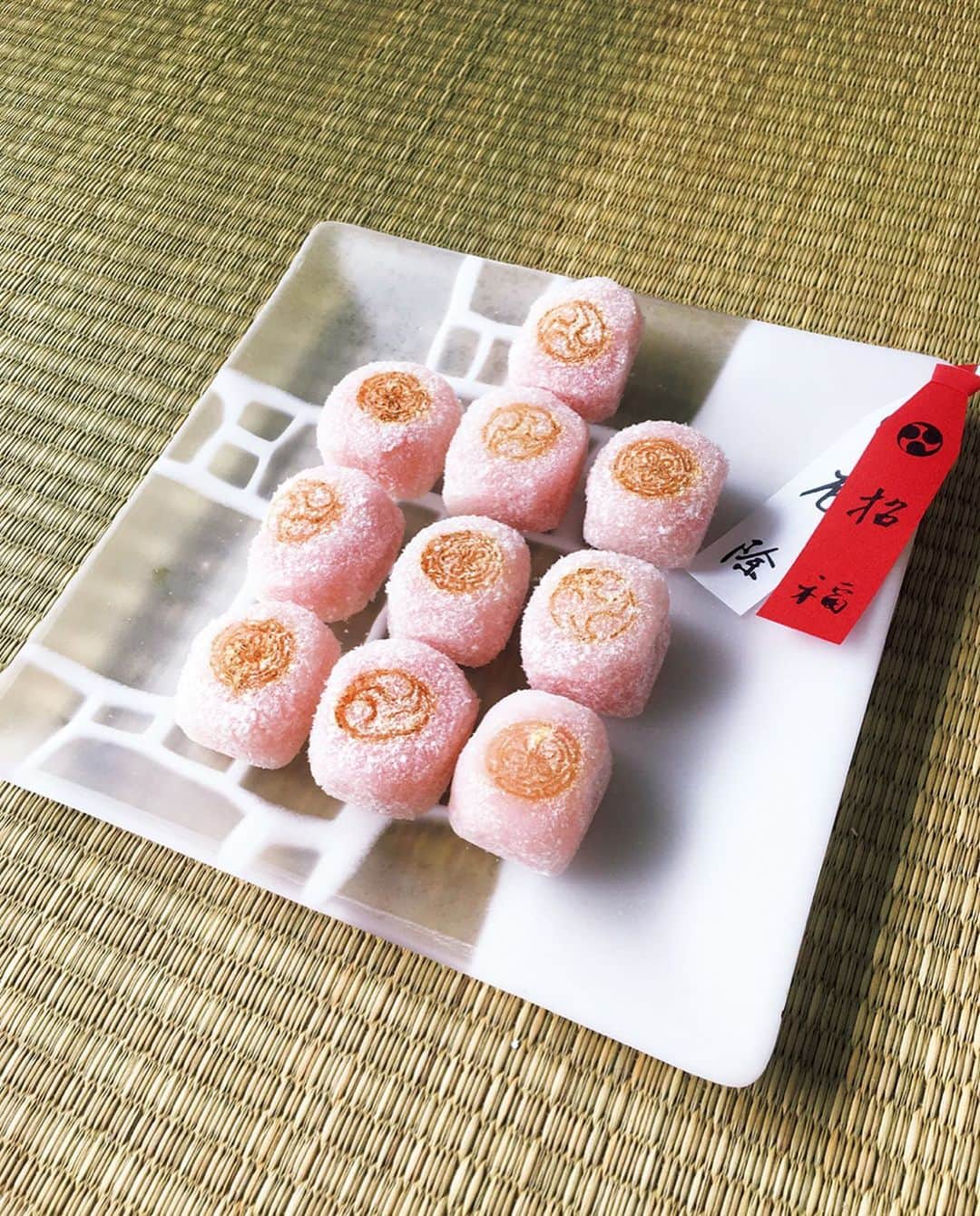 &Premium [&Premium] magazine.さんのインスタグラム写真 - (&Premium [&Premium] magazine.Instagram)「ただ今京都は、祇園祭が始まったところ。街中に突然現れる鉾や山はいつ見ても新鮮で、京都の魅力を実感します。 この季節だけの菓子を手にれるのも、年に一度の楽しみ。『亀屋良長』の宵山だんごは7月8〜16日頃までの売り切れ次第終了。『亀屋則克』の葛焼きに祇園祭の紋様が入るのは、巡行の頃まで。 別冊ムック『&Kyoto 暮らすように街を歩く、京都ガイド』発売中です。（→p.148） photo: @makoyamato  #andpremium #アンドプレミアム #京都 #Kyoto #京都旅 #京都さんぽ部 #亀屋良長 #宵山だんご #亀屋則克 #葛焼き #祇園祭 #和菓子 #求肥」7月6日 21時02分 - and_premium