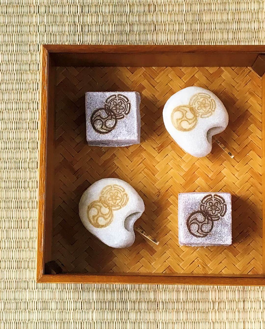 &Premium [&Premium] magazine.さんのインスタグラム写真 - (&Premium [&Premium] magazine.Instagram)「ただ今京都は、祇園祭が始まったところ。街中に突然現れる鉾や山はいつ見ても新鮮で、京都の魅力を実感します。 この季節だけの菓子を手にれるのも、年に一度の楽しみ。『亀屋良長』の宵山だんごは7月8〜16日頃までの売り切れ次第終了。『亀屋則克』の葛焼きに祇園祭の紋様が入るのは、巡行の頃まで。 別冊ムック『&Kyoto 暮らすように街を歩く、京都ガイド』発売中です。（→p.148） photo: @makoyamato  #andpremium #アンドプレミアム #京都 #Kyoto #京都旅 #京都さんぽ部 #亀屋良長 #宵山だんご #亀屋則克 #葛焼き #祇園祭 #和菓子 #求肥」7月6日 21時02分 - and_premium