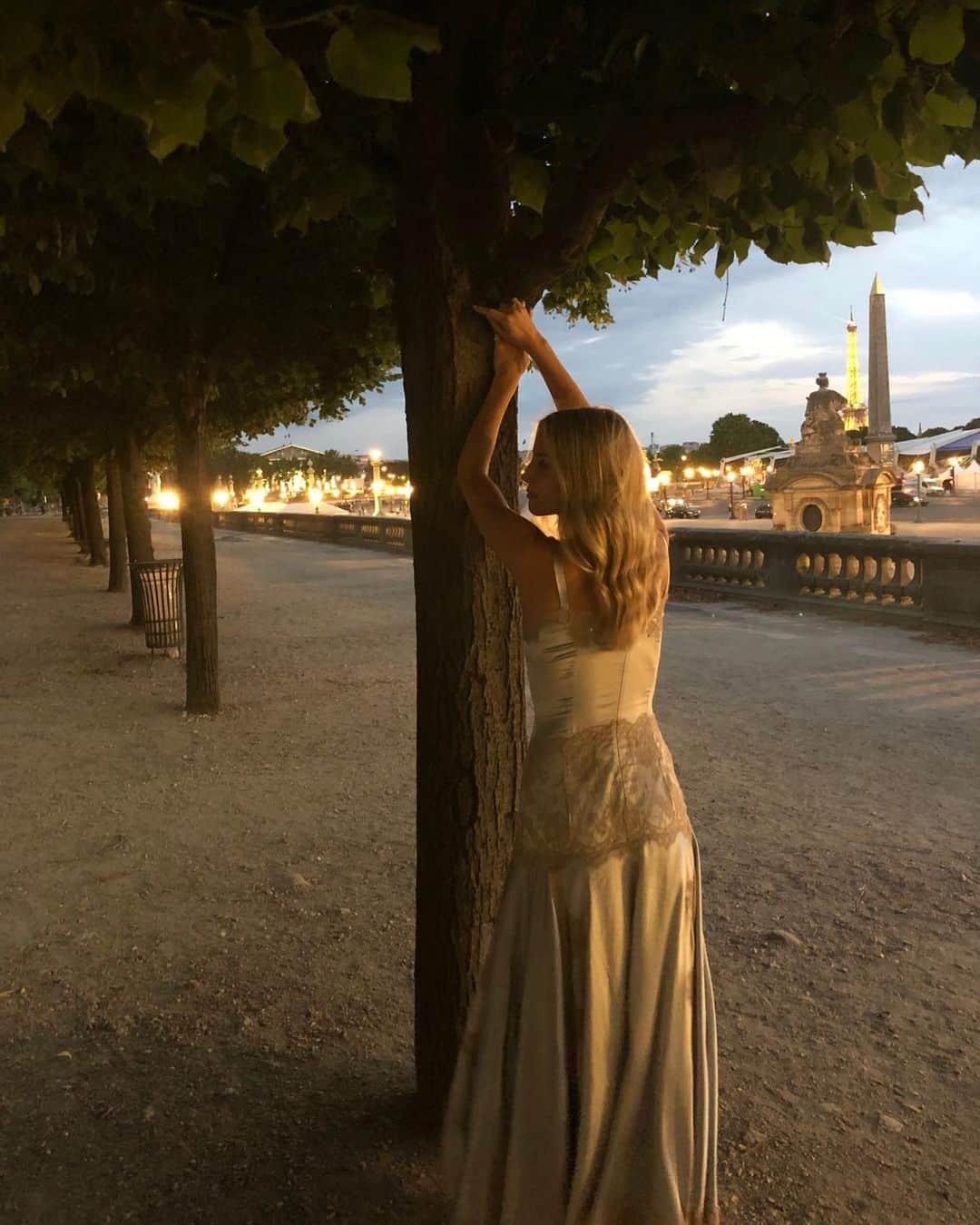 アナベル・ウォーリスのインスタグラム：「Au revoir Paris ❤️I’ll leave you with this classically pretentious picture of me posing and pretending not to. 🍸」