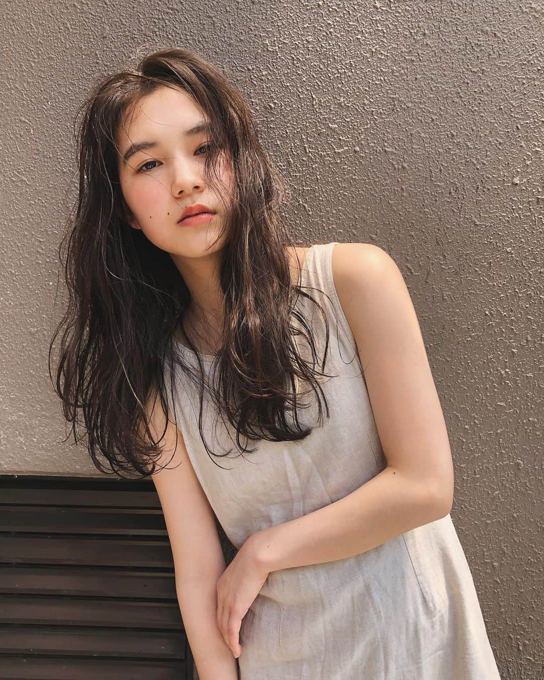 カワシリアツシのインスタグラム：「明日まだご予約取れます◎ お待ちしております😊 ・ ・ ・ ・ブリーチの回数がわからない。 ・値段が気になる。 ・ダメージが心配。など なんでもご気軽にご相談ください😊 ・ ご予約やご相談はDM・LINEにて待ちしております🙆‍♂️ ・ ・ ・ 料金や気になることなど、 ご気軽にご相談ください🙆‍♂️ ・  #アディクシー #イルミナカラー  #外国人風カラー #ミニボブ #切りっぱなしボブ #ハイライト #外ハネ #グラデーション #外国人風 #ポートレート #美容室 #美容院 #美容学生 #撮影 #東京 #渋谷  #ショートヘア #グレージュ  #ブルージュ #ブリーチ #portrait #フィルムカメラ #hairstyle #ショートカット #haircolor #ハイトーン #데일리룩 #时尚 #แฟชั่น#デジキュア」