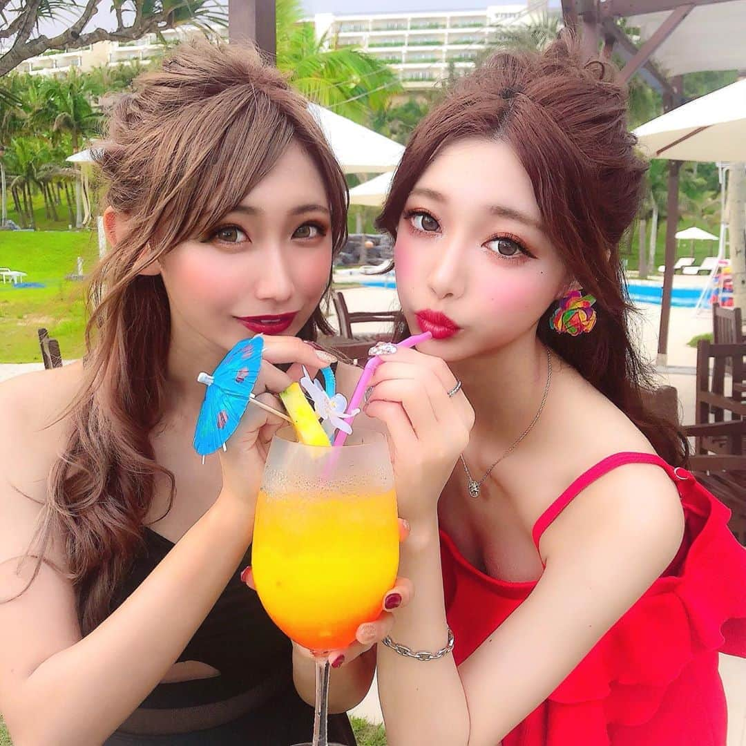 あやちゃんさんのインスタグラム写真 - (あやちゃんInstagram)「ビーチで水着撮影👙❤️ 赤が映える⛱🍹🍍💗 もえちゃんとカップル飲み☺️💕 #沖縄 #沖縄旅行 #沖縄フォト祭り #沖縄観光 #沖縄旅 #沖縄女子旅 #カヌチャビーチ #カヌチャリゾート #カヌチャベイ #カヌチャ #カヌチャベイホテル #女子旅行 #女子旅 #旅女子 #ビーチ #プール #ナイトプール #ヘアアレンジ #カクテル #リゾートコーデ #リゾート #カラフル」7月6日 21時08分 - aya.you.love.r