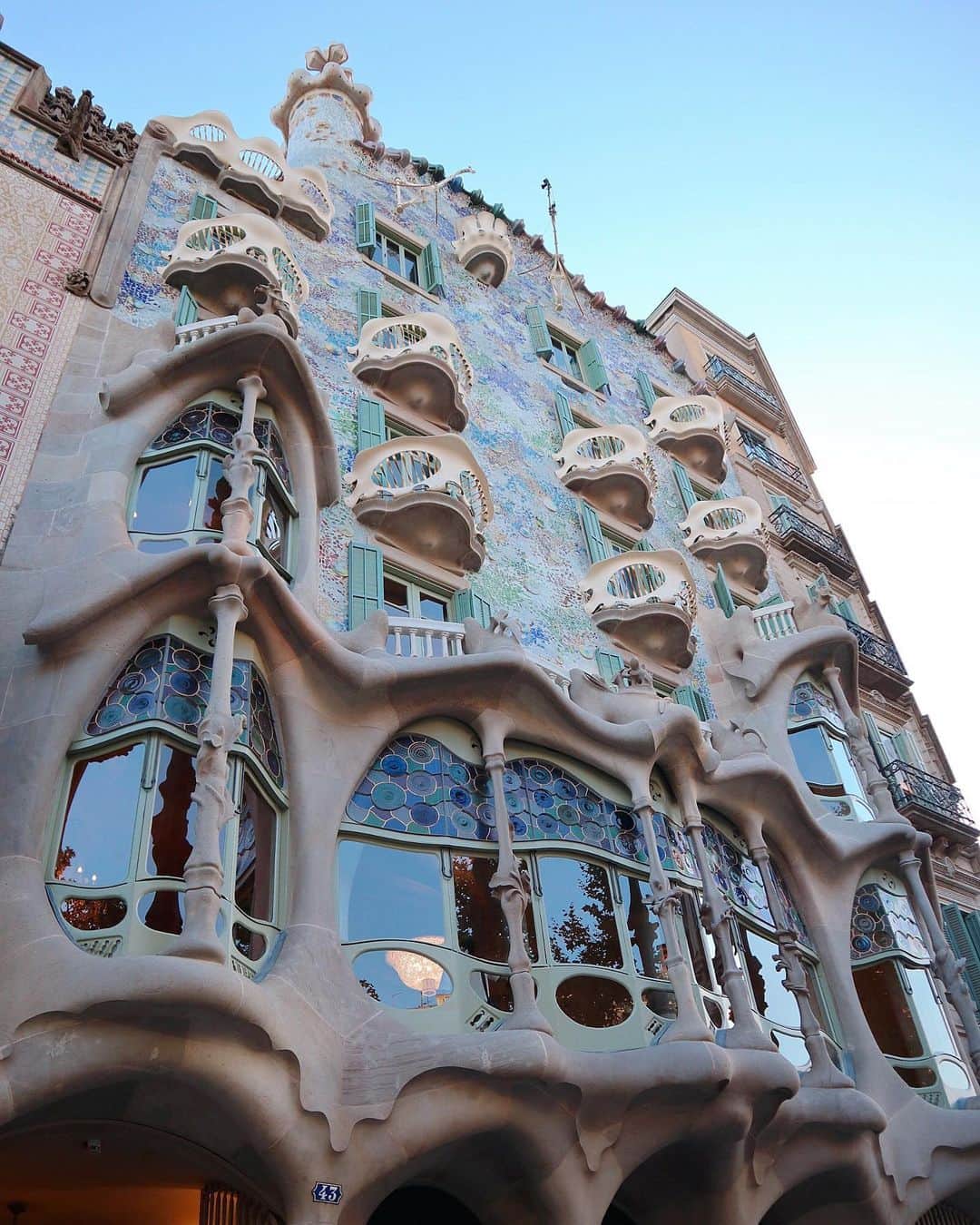 瀧田彩のインスタグラム：「ガイドブックで見かけてからずっと気になっていた “カサ・バトリョ”🐚﻿﻿ ﻿﻿ 海がテーマのガウディ建築です✨﻿﻿ ﻿﻿ なんだかジブリの世界に迷い込んでしまったような…﻿ 魔法の家のような雰囲気でした🧙‍♂️🐠﻿﻿ ﻿﻿ 建物で海を表現出来ちゃうってすごくないですか😳🌊✨✨﻿﻿ ﻿﻿ 色彩がとても綺麗でした😆🎨﻿﻿ ﻿﻿ ﻿﻿ #casabatlló #casabatllo #カサバトリョ #까사바트요 #gaudi #ガウディ #가우디 #Barcelona #バルセロナ #바르셀로나」