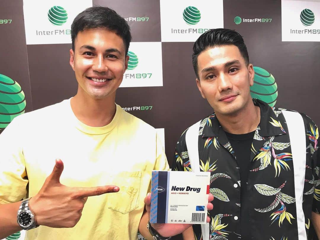 のインスタグラム：「@interfm897 ユージのYoungblood📻本日のゲストは @aklovision さん🕺3年ぶり？に番組に来てくれました✨同じラテン同士という事もあって写真から滲み出る親戚感😂😂😂ありがとうございました！ #AKLO さん #メキシコ #🇲🇽 #ドミニカ #🇩🇴」