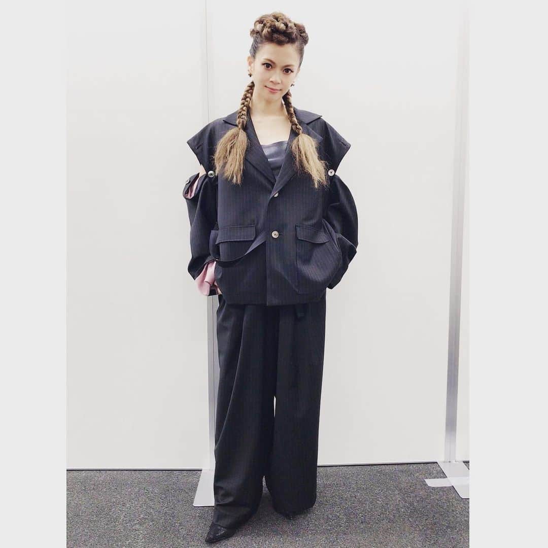 小柳ゆきのインスタグラム：「今日の戦闘力高めなかちょいい衣装とヘアスタイル⚔  @houseofvivianosue  @yelloshoes_official  hair make:  @norikomua0624  stylist: @sh0tar0y  #themusicday」