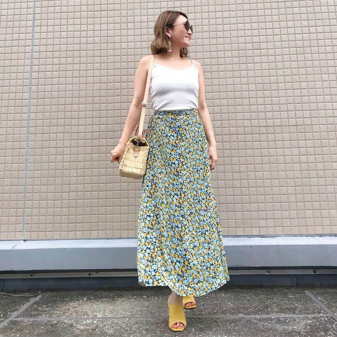 mimimimiyoさんのインスタグラム写真 - (mimimimiyoInstagram)「@fifth_store の#フラワーシフォンフレアスカート と#スカラップニットキャミソール、 2枚目は#総レースデザインコンパクトトップス と同じスカートを合わせてみました。 とくにこのキャミソールはとても好き。 スカートは履き心地もよかった。 ５０%OFFになっていましたよ！ ・ ・ トップス、スカート共に #fifth#fifthtl#フィフス サンダル#GU #snidel  バッグ#ronherman #ロンハーマン ・ ・ ・ ・ ・ #スカートコーデ  #低身長コーデ  #ロングスカート #花柄  #coordinate#コーディネート#コーデ#FASHION#ファッション#スナップミー#着回し#ootd_cob#着回しコーデ#ponte_fashion#kurashiru#kaumo_fashion #大人カジュアル#ロカリ#プチプラミックス#mineby3mootd」7月6日 21時21分 - mimimimiyo