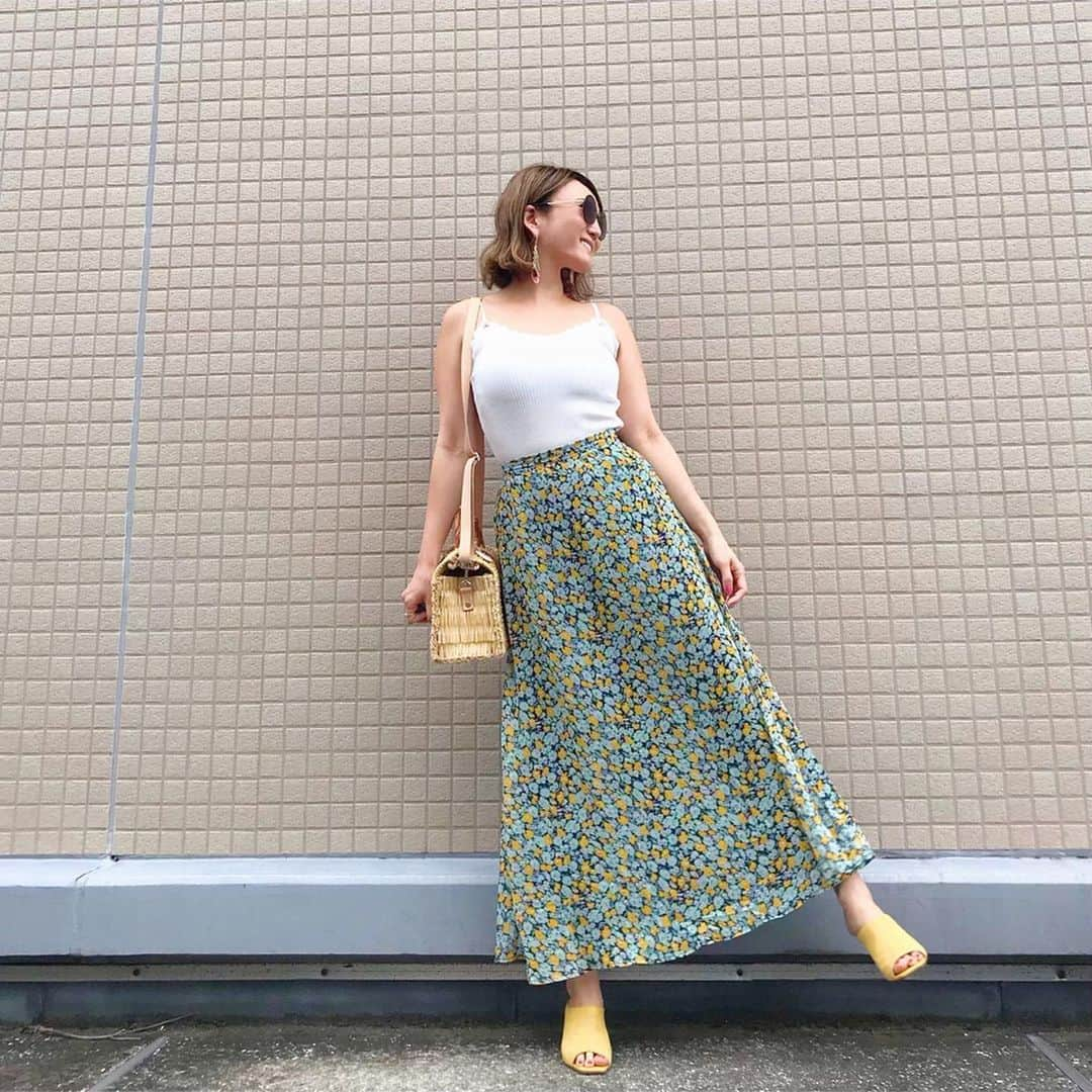 mimimimiyoさんのインスタグラム写真 - (mimimimiyoInstagram)「@fifth_store の#フラワーシフォンフレアスカート と#スカラップニットキャミソール、 2枚目は#総レースデザインコンパクトトップス と同じスカートを合わせてみました。 とくにこのキャミソールはとても好き。 スカートは履き心地もよかった。 ５０%OFFになっていましたよ！ ・ ・ トップス、スカート共に #fifth#fifthtl#フィフス サンダル#GU #snidel  バッグ#ronherman #ロンハーマン ・ ・ ・ ・ ・ #スカートコーデ  #低身長コーデ  #ロングスカート #花柄  #coordinate#コーディネート#コーデ#FASHION#ファッション#スナップミー#着回し#ootd_cob#着回しコーデ#ponte_fashion#kurashiru#kaumo_fashion #大人カジュアル#ロカリ#プチプラミックス#mineby3mootd」7月6日 21時21分 - mimimimiyo