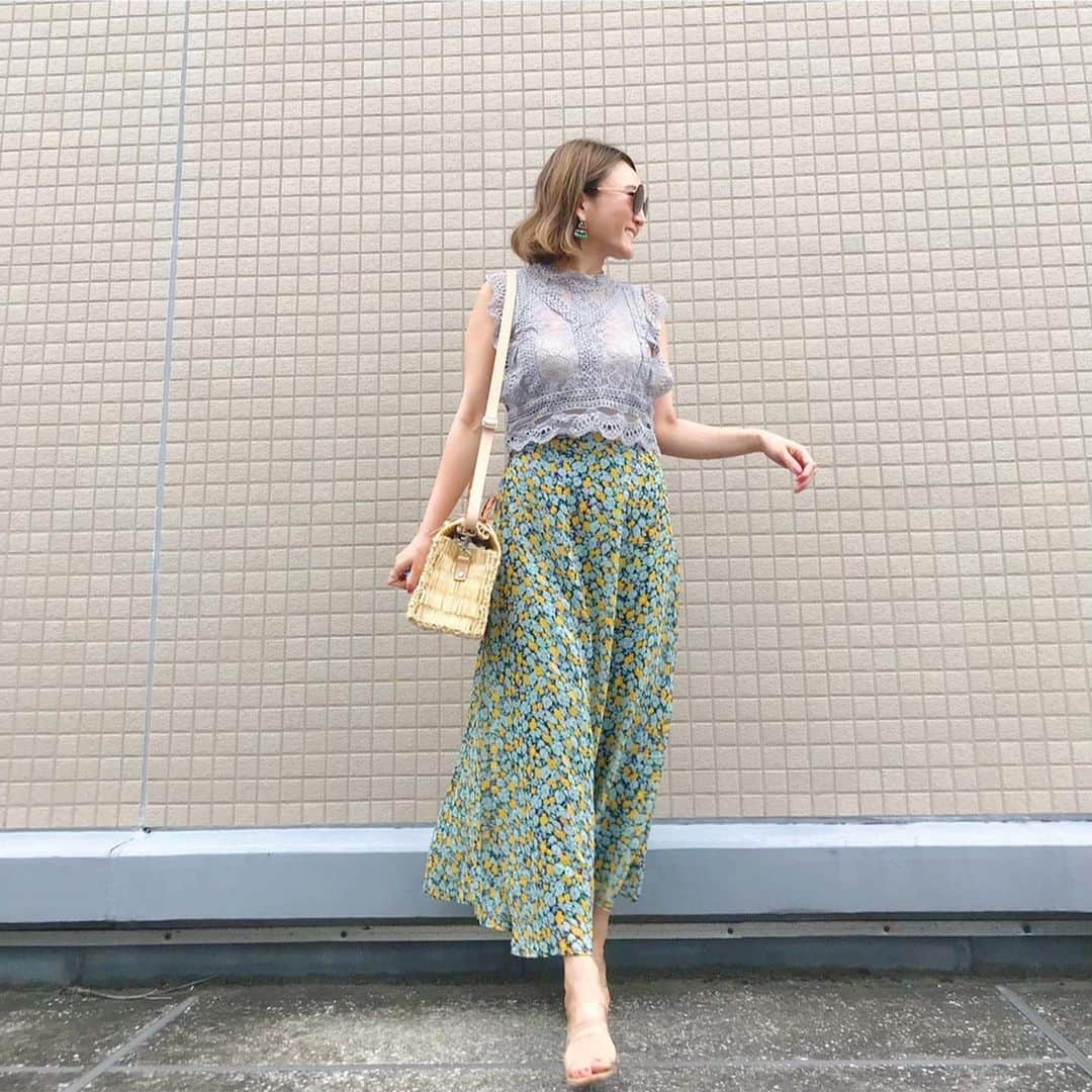 mimimimiyoさんのインスタグラム写真 - (mimimimiyoInstagram)「@fifth_store の#フラワーシフォンフレアスカート と#スカラップニットキャミソール、 2枚目は#総レースデザインコンパクトトップス と同じスカートを合わせてみました。 とくにこのキャミソールはとても好き。 スカートは履き心地もよかった。 ５０%OFFになっていましたよ！ ・ ・ トップス、スカート共に #fifth#fifthtl#フィフス サンダル#GU #snidel  バッグ#ronherman #ロンハーマン ・ ・ ・ ・ ・ #スカートコーデ  #低身長コーデ  #ロングスカート #花柄  #coordinate#コーディネート#コーデ#FASHION#ファッション#スナップミー#着回し#ootd_cob#着回しコーデ#ponte_fashion#kurashiru#kaumo_fashion #大人カジュアル#ロカリ#プチプラミックス#mineby3mootd」7月6日 21時21分 - mimimimiyo