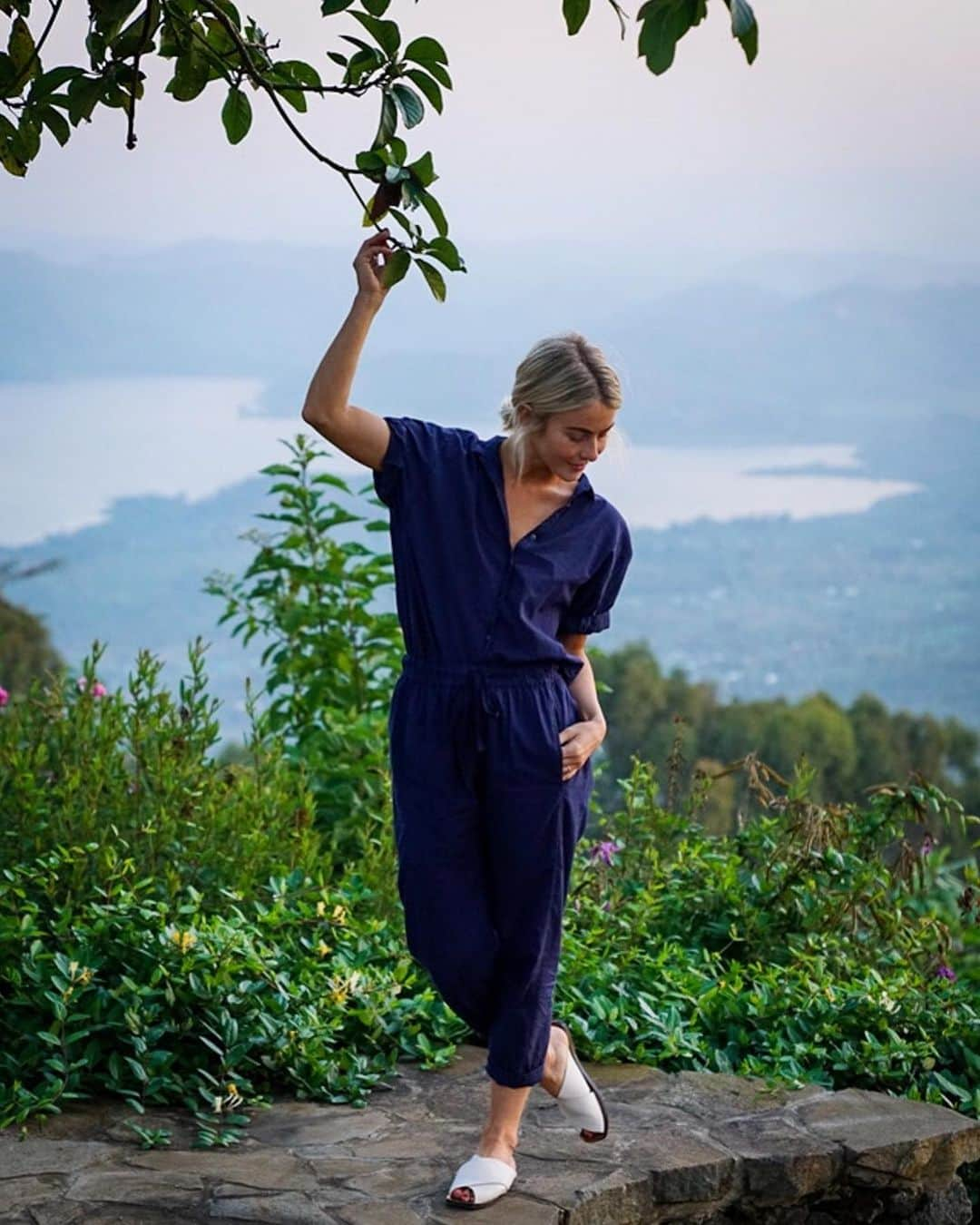 ジュリアン・ハフさんのインスタグラム写真 - (ジュリアン・ハフInstagram)「The energy of this place is palpable, and I am LOVING it!  Feeling so grateful to have been welcomed with such happiness and peace. Rwanda will forever have a special place in my heart.」7月7日 6時45分 - juleshough