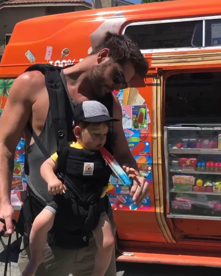 ニック・ベイトマンのインスタグラム：「His reaction to his first popsicle 😂」