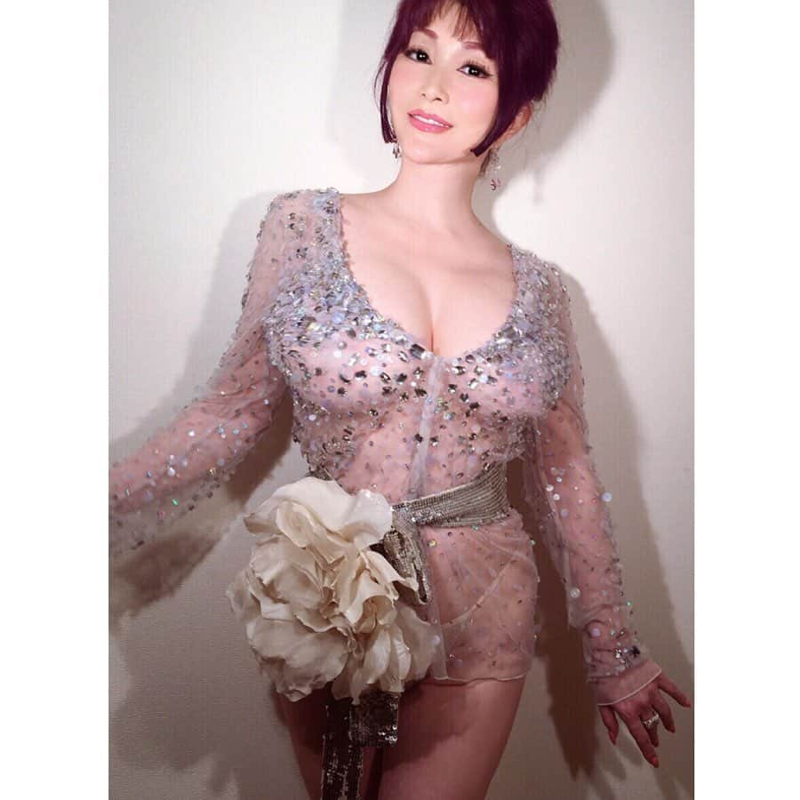 叶姉妹さんのインスタグラム写真 - (叶姉妹Instagram)「「七夕💎✨」願いごとを、さあ、ご一緒に、こちらに書きましょう。🌹✨✨ わたくし達の愛する大切な皆さん… 7月7日は、世の中てきには「七夕」  こちらは、 「ファビュラス叶の💎叶う・ アメージングなミラクル・インスタグラム✨」 の書き込み欄ですよ☺️💖 皆さんとご一緒に、 こちらの愛あふれる プレシャスなオアシスで、 「心のたんざく」 よろしければ 書きこんでみてくださいね😋💖 わたくしたちも わたくしたちと、  皆さんの願いごとが叶うこと、  強く信じておりますよ。そして、 わたくしたちの愛する大切な皆さんの ハピネスとピースフルな心と 健康で過ごされることを いつも願っておりますよ。✨ 心から‥。 いつものようにハッピー＆ヘブンリーエナジーおおくりいたしますよ💖✨ KYOKO 💋& MIKA💋 PS，わたくし達はいつもあなたの、 すぐそばに…🦋✨✨ わたくし達の愛する大切な皆さん 地球の大自然が容赦なく大災害を もたらしどなたにでも心がざわつき 不安だったり怒り、悲しさに のみこまれそうになる時があるかもしれません。そんな時… わたくし達は皆さんのすぐそばにいて あなたは大丈夫なのですよ、 とささやいていると心の扉を開けて わたくし達の愛に触れてくださいね。 きっとあなたの側にいると 感じるはず...💋✨ #七夕 #amazing #heavenly #バラの香り #ジョルノ #ブチャラティ #ジョジョ  #precious #fabulous #叶姉妹 #heaven #ファビュラス #宇宙 #jojo #コミケ #叶 #叶ポージングエクササイズ #peace #peaceful #lgbtq  #至福 #幸運 #天使  #女神 #愛するあなたへ」7月7日 6時59分 - kano_sisters007